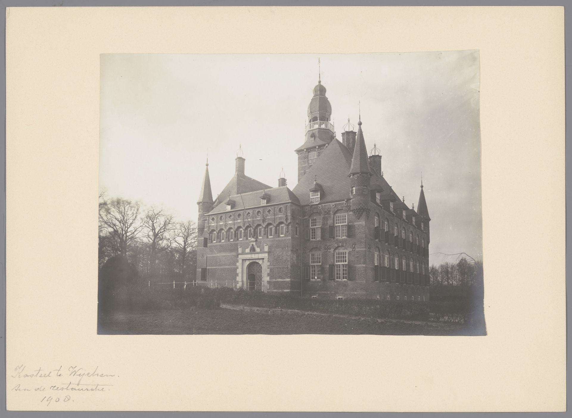 Gezicht op het Kasteel van Wijchen na de restauratie by anoniem (Monumentenzorg)