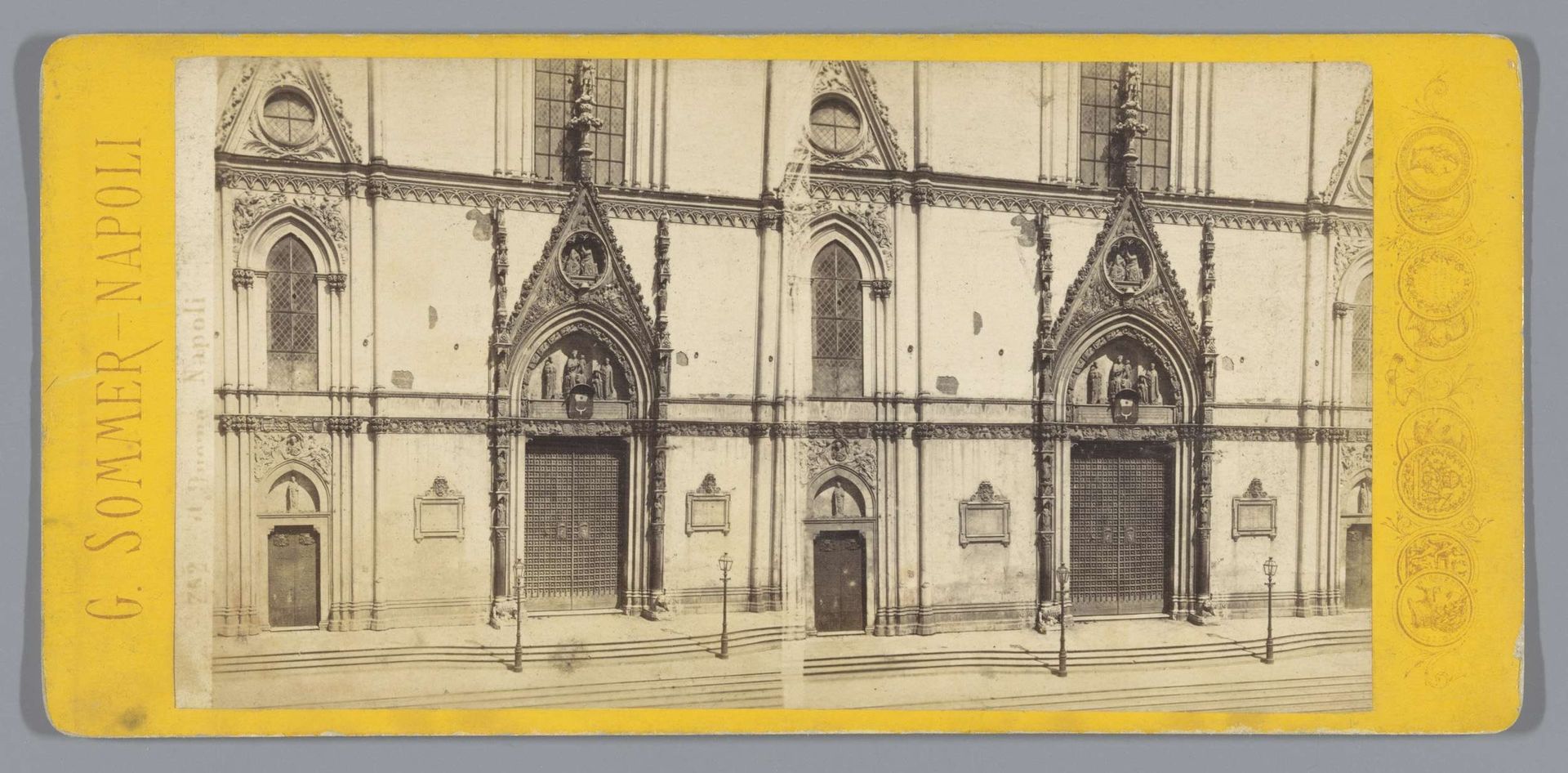 Gezicht op het portaal van de Dom van Napels by Giorgio Sommer