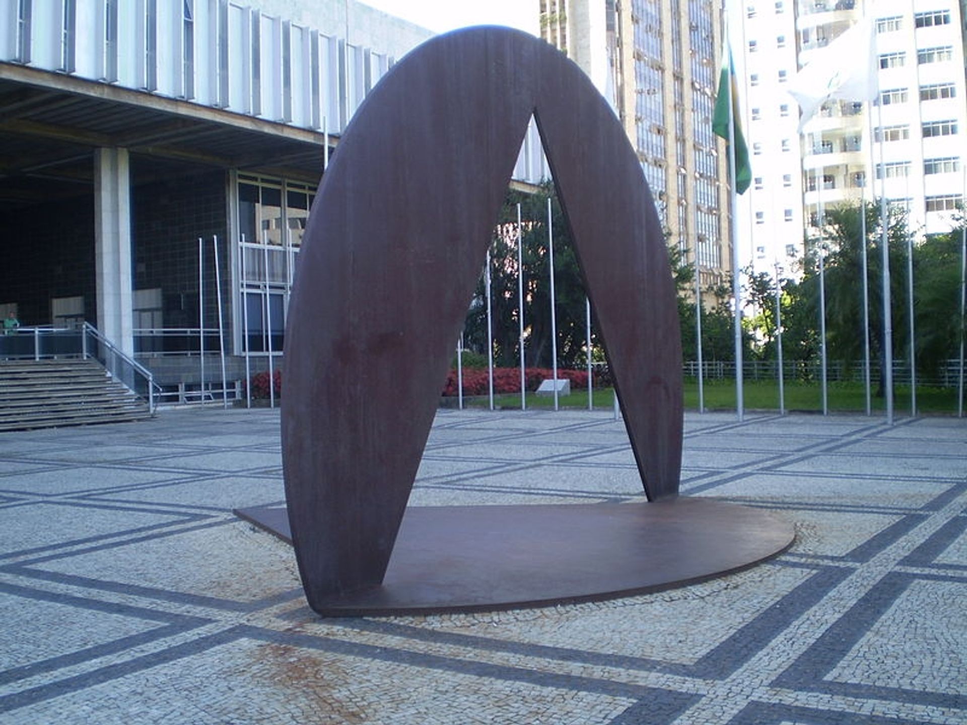 Escultura no Hall das Bandeiras da Assembleia Legislativa de Minas Gerais by Amilcar de Castro