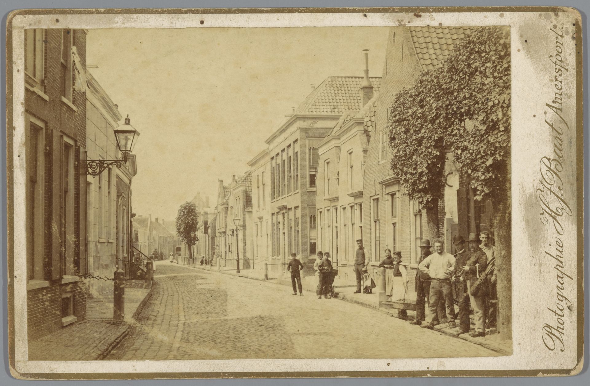 Gezicht op een straat in Amersfoort by Hendrikus Jakobus Bast