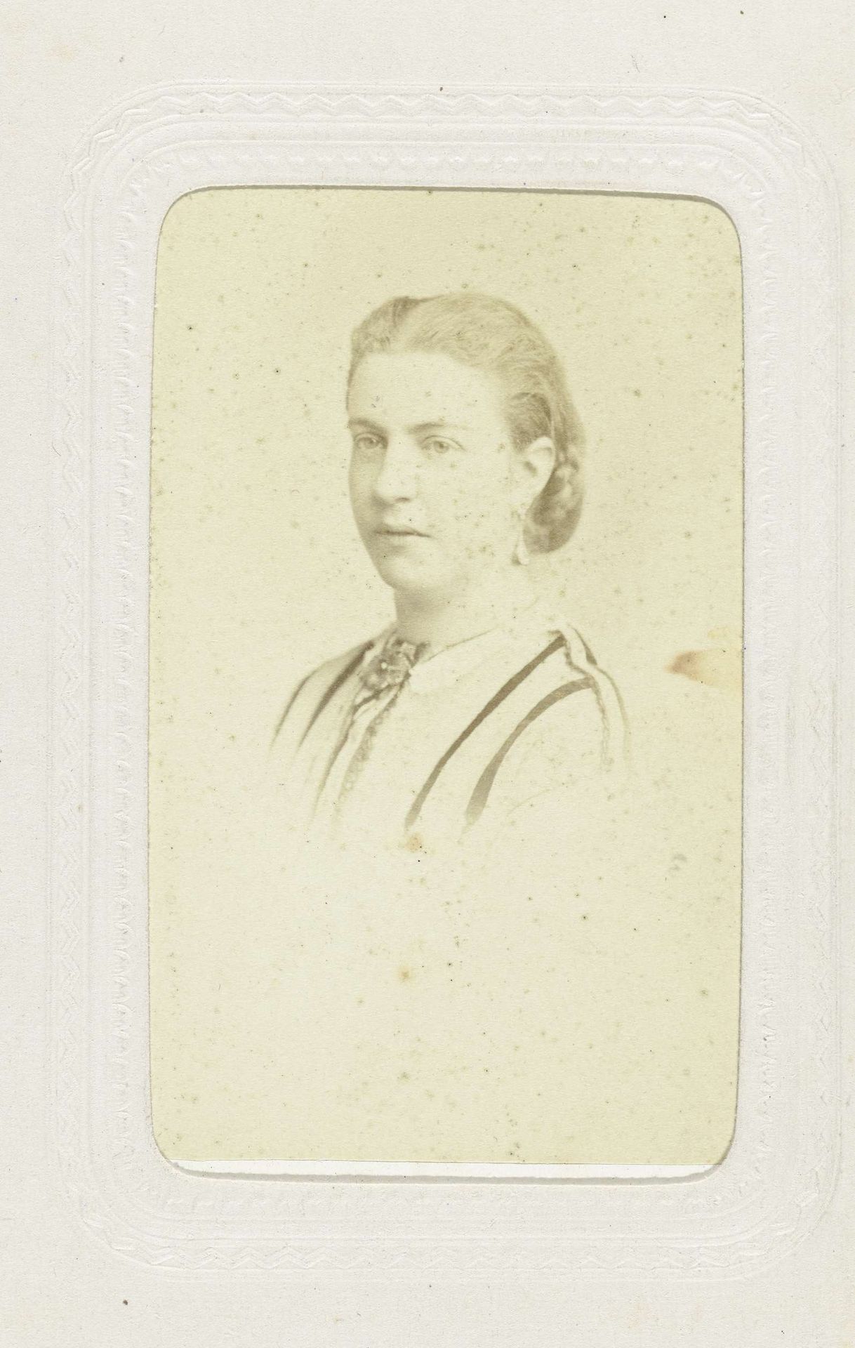 Studioportret van een vrouw met opgestoken haar by Charles Reutlinger