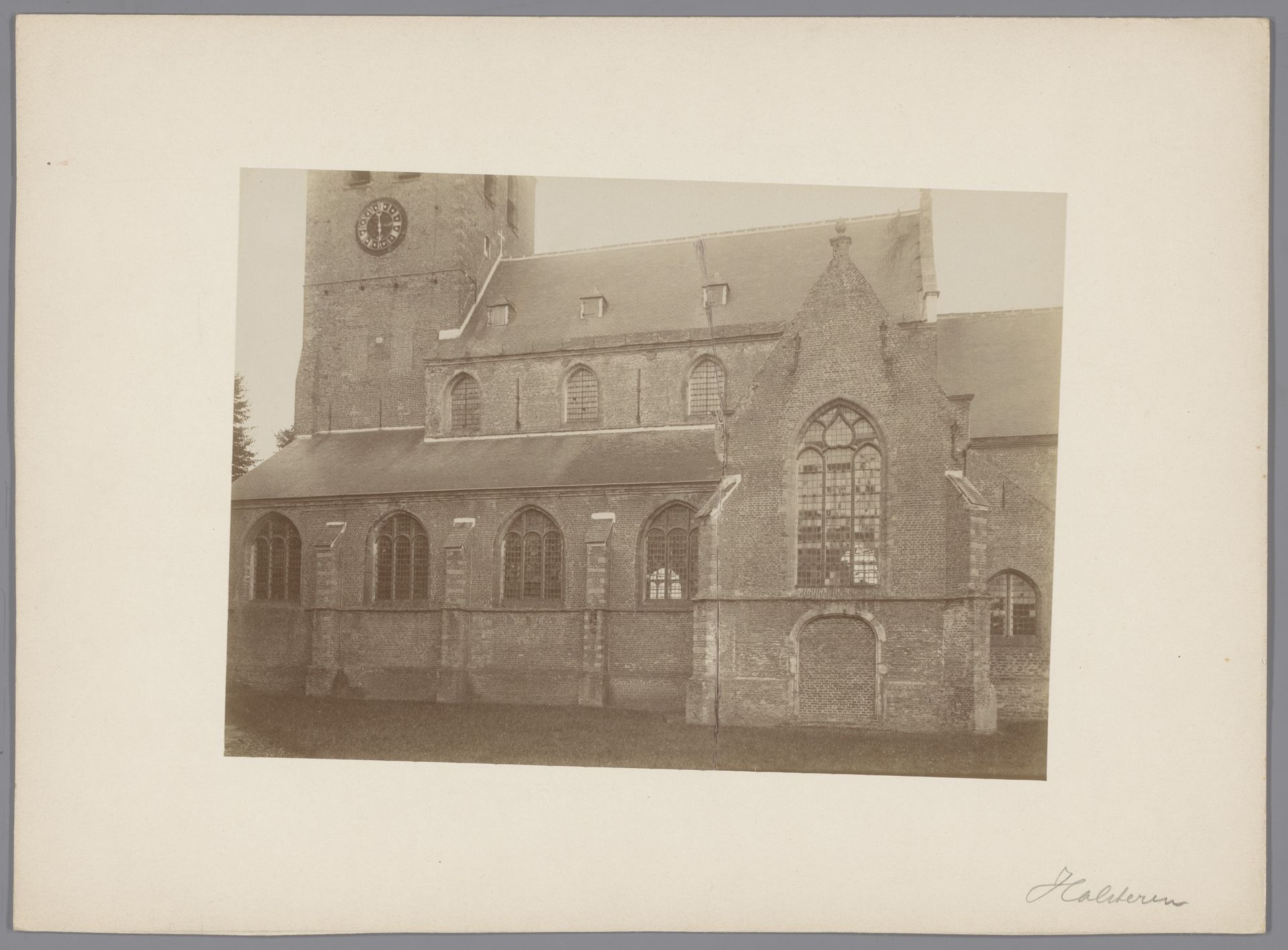 Gezicht op de Sint-Martinuskerk te Halsteren by anoniem (Monumentenzorg)