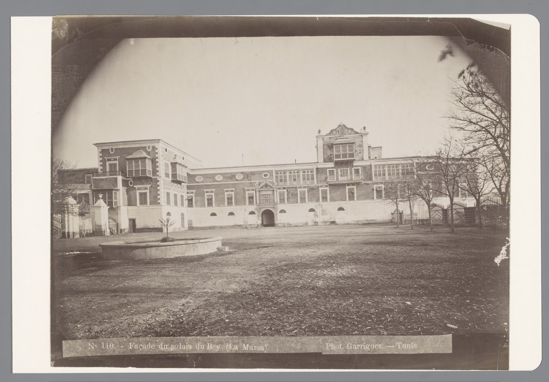 Gezicht op het Dar al-Taj in La Marsa by J. André Garrigues