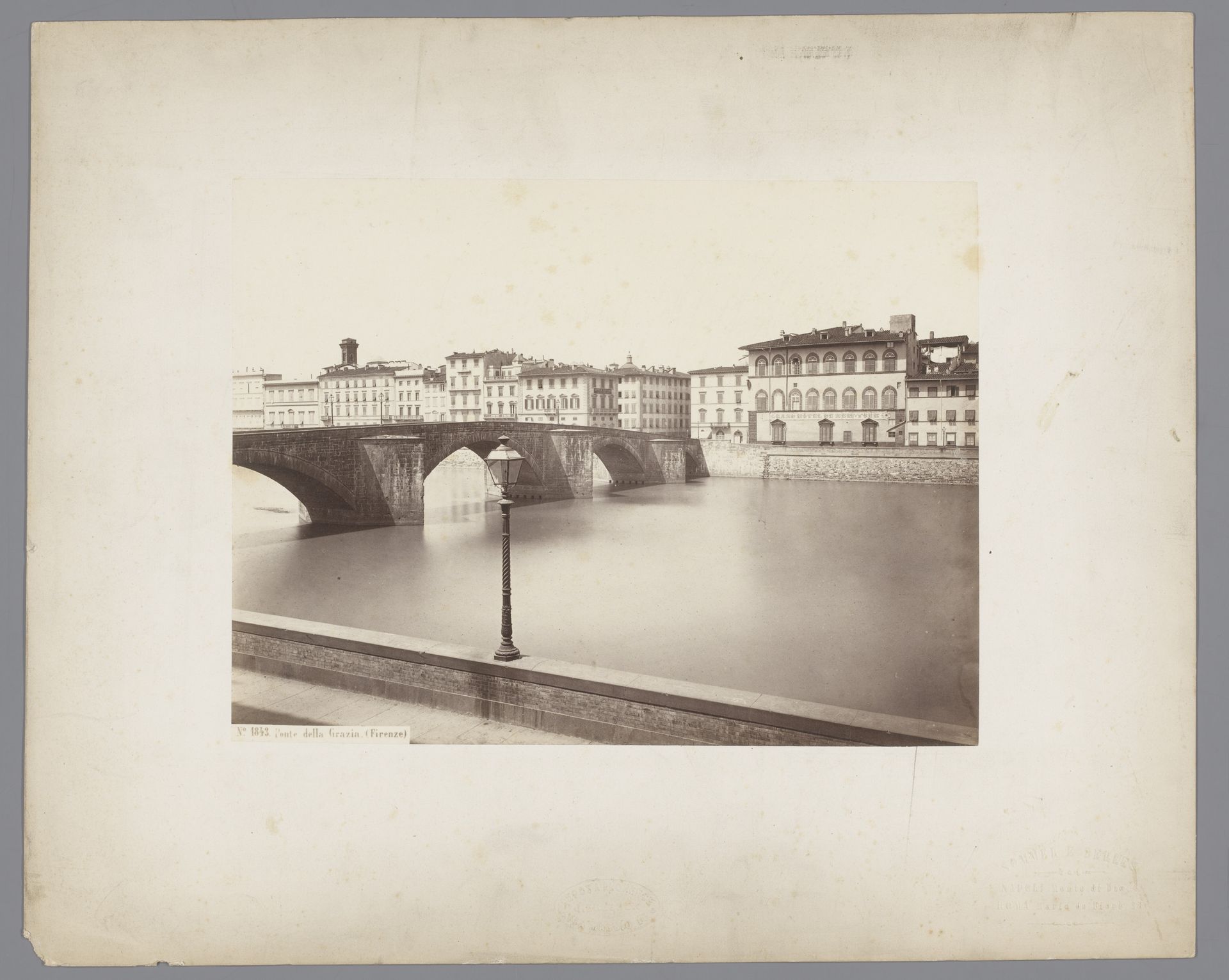 Gezicht op de Ponte della Grazia over de Arno te Florence, Italië by Sommer & Behles
