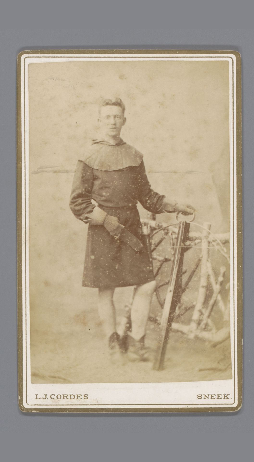 Portret van een onbekende jonge man met kruisboog by Louis Johan Cordes