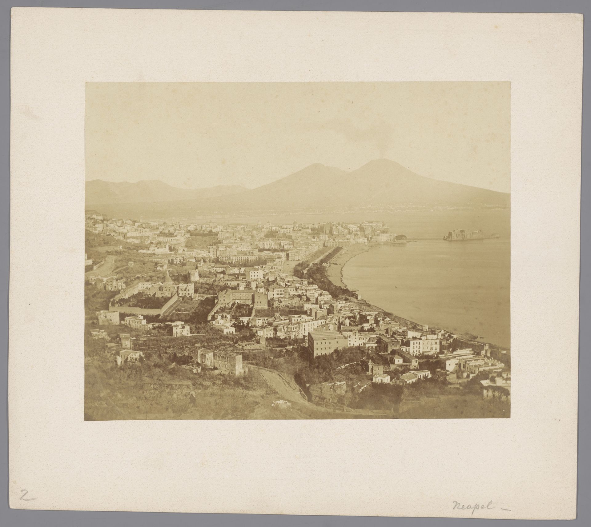 Gezicht op Napels met de Vesuvius op de achtergrond by Giorgio Sommer