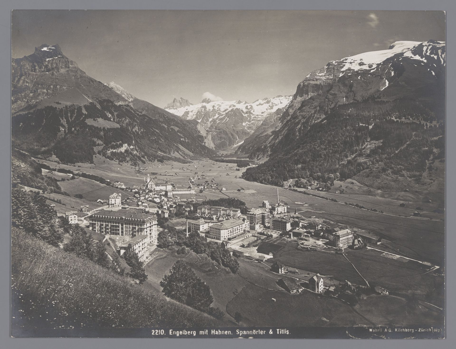 Gezicht op Engelberg, in de verte de Titlis, de Grote Spannort en de Hahnen by Gebrüder Wehrli