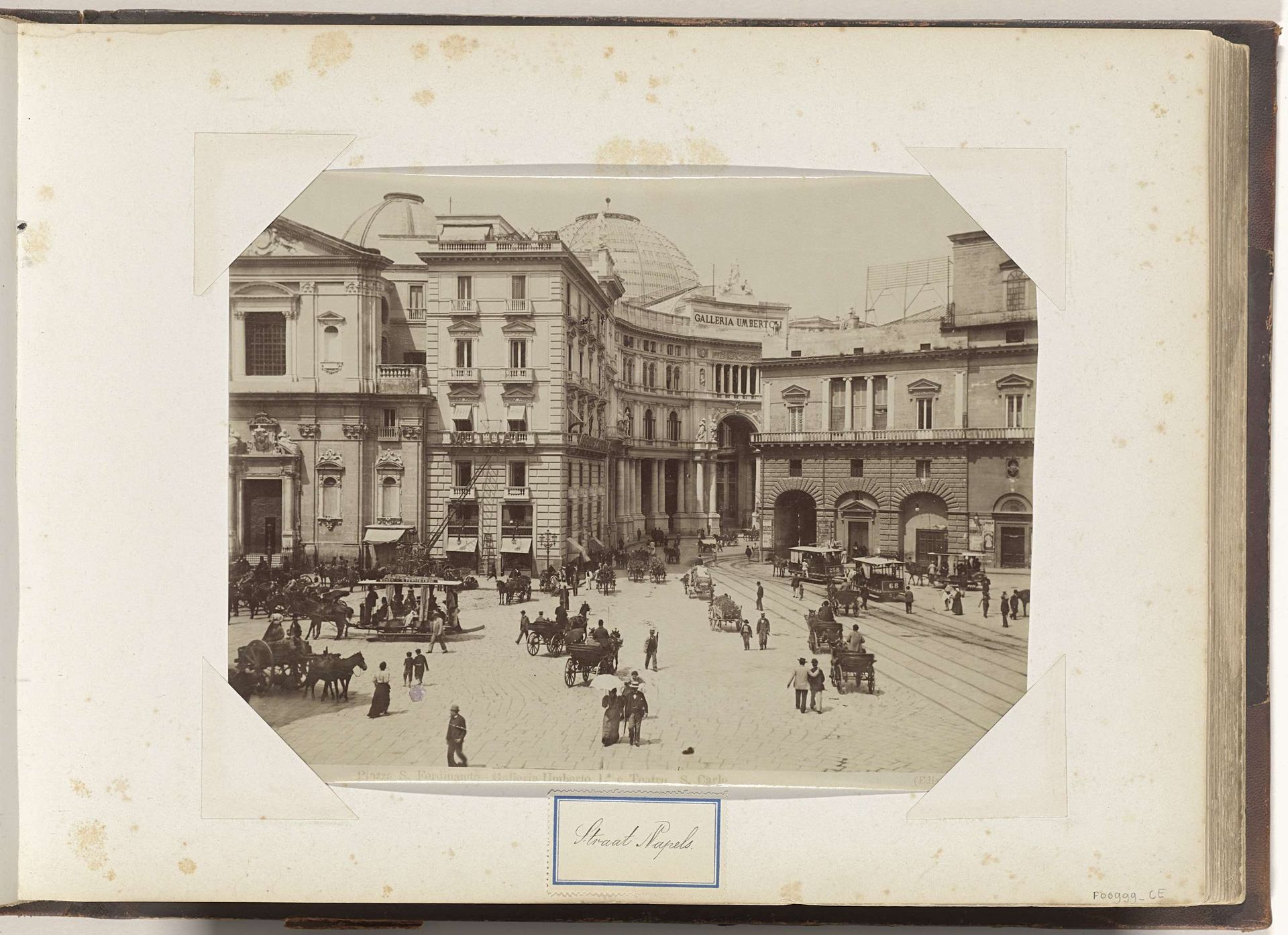 Piazza S. Ferdinando bij de galerie Umberto I en het San Carlo-theater in Napels by Anonymous