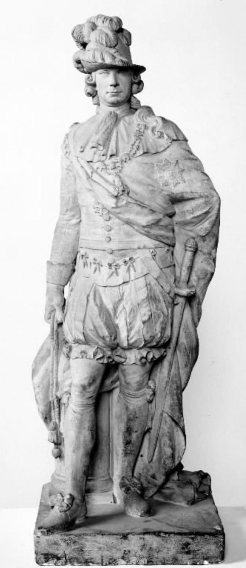 Skatmester, grev Heinrich Carl Schimmelmann stående, iklædt elefantordenens dragt og med ordenen l'union parfaite by Luigi di Giuseppe Grossi