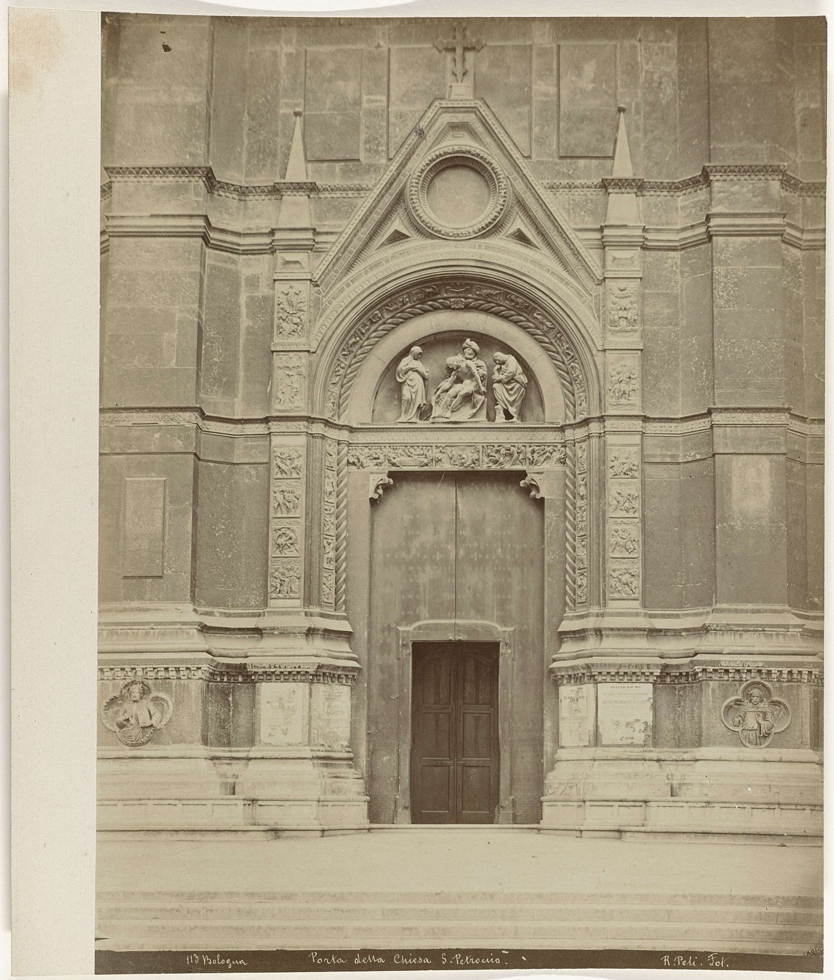 Gezicht op het portaal van de San Petronio in Bologna by R. Peli