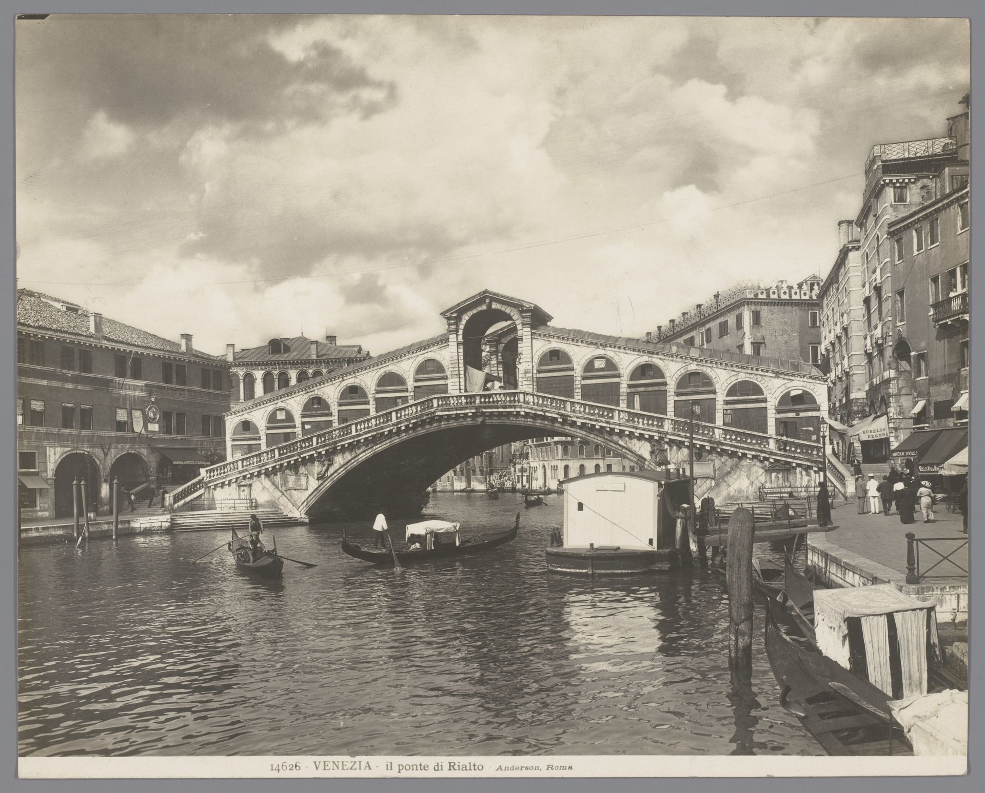 Gezicht op de Rialtobrug over het Canal Grande in Venetië by Anderson (firma)