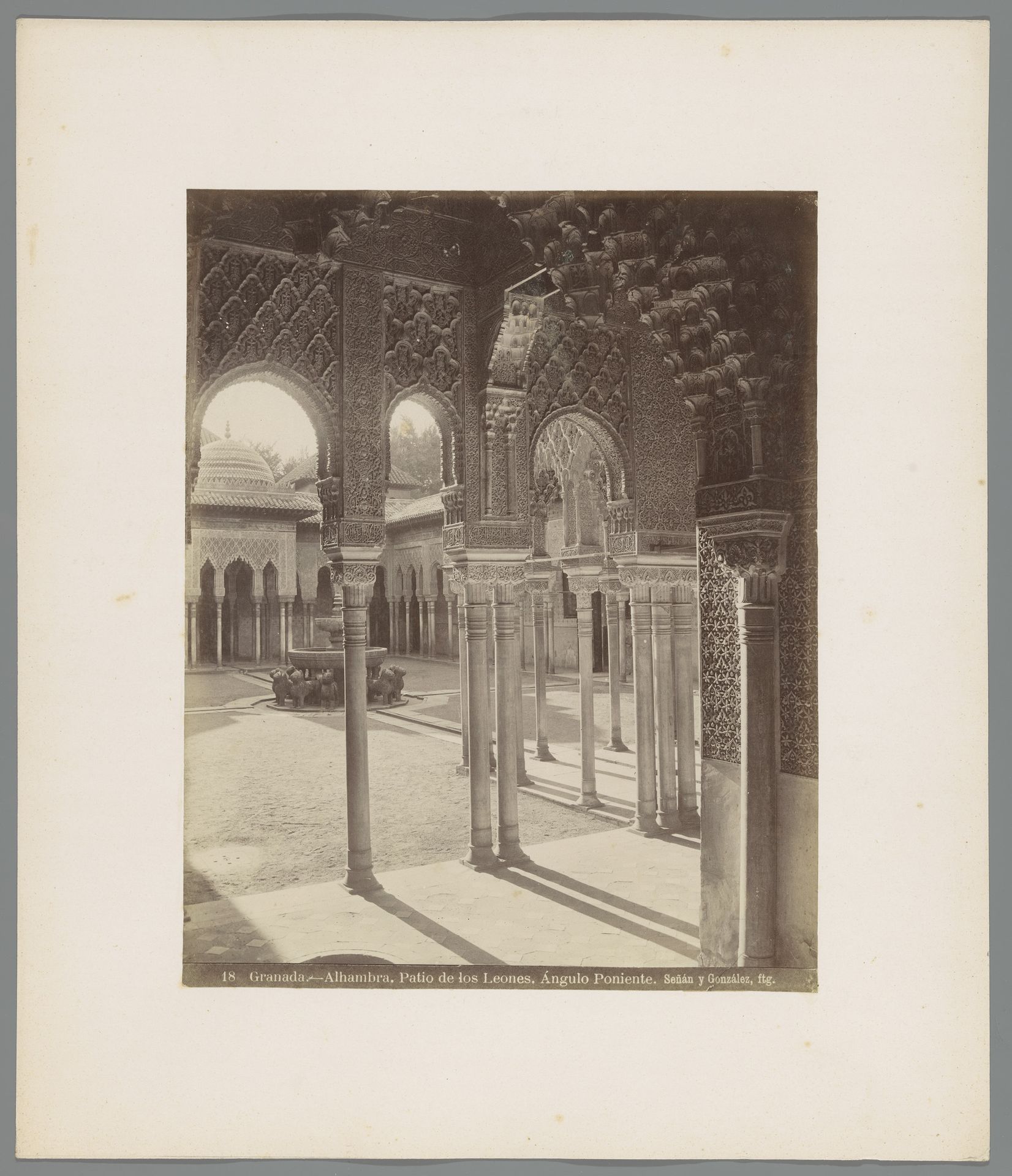 Patio de los Leones met fontein in het Alhambra in Granada by Señan y Gonzalez
