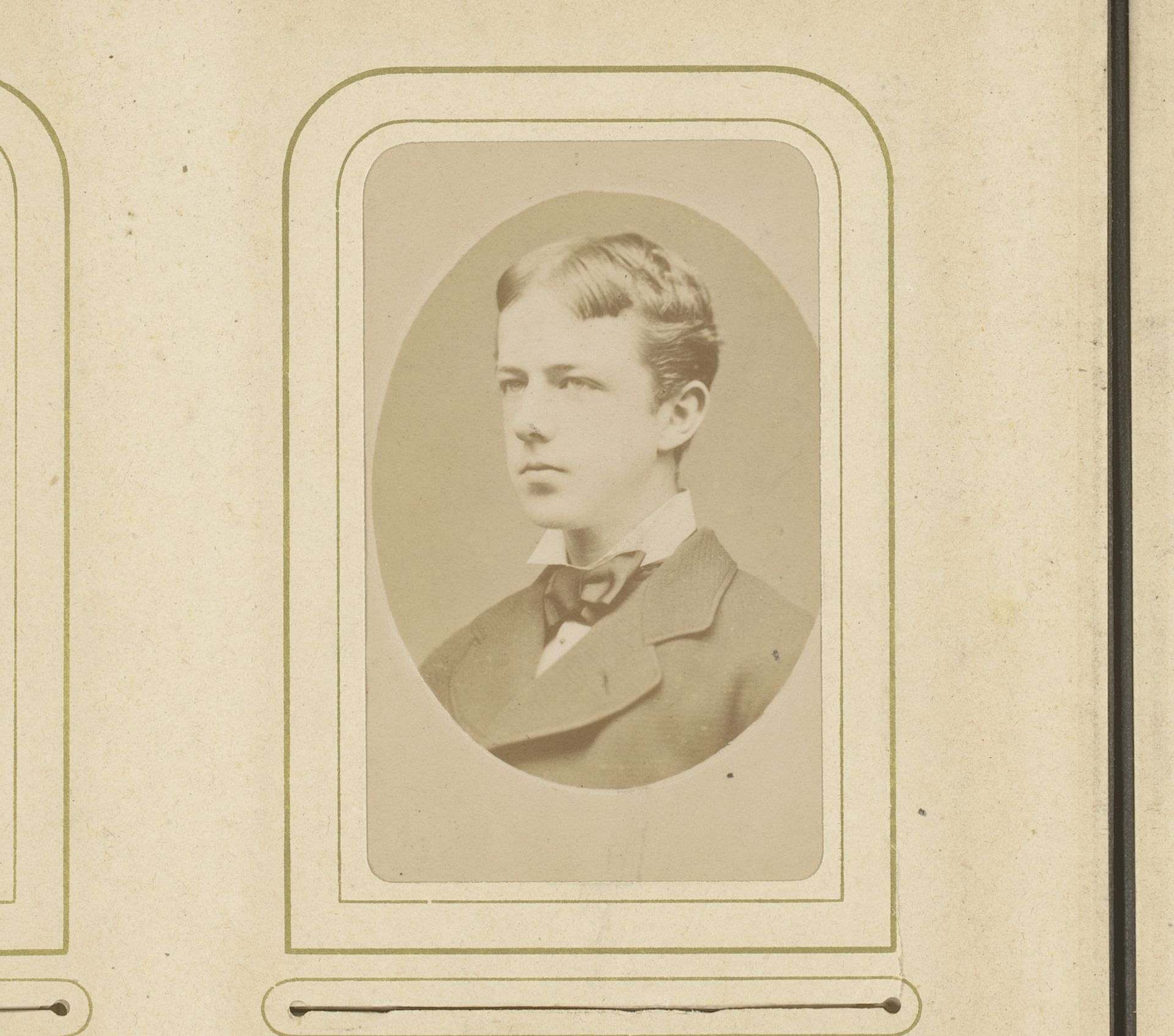 Portret van een jonge man met vlinderstrik by Ed. Radermacher