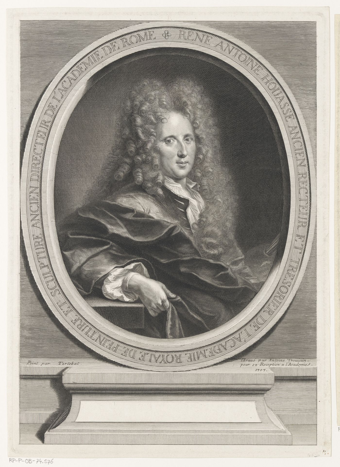Portret van René Antoine Houasse in ovaal op een voetstuk by Antoine Trouvain