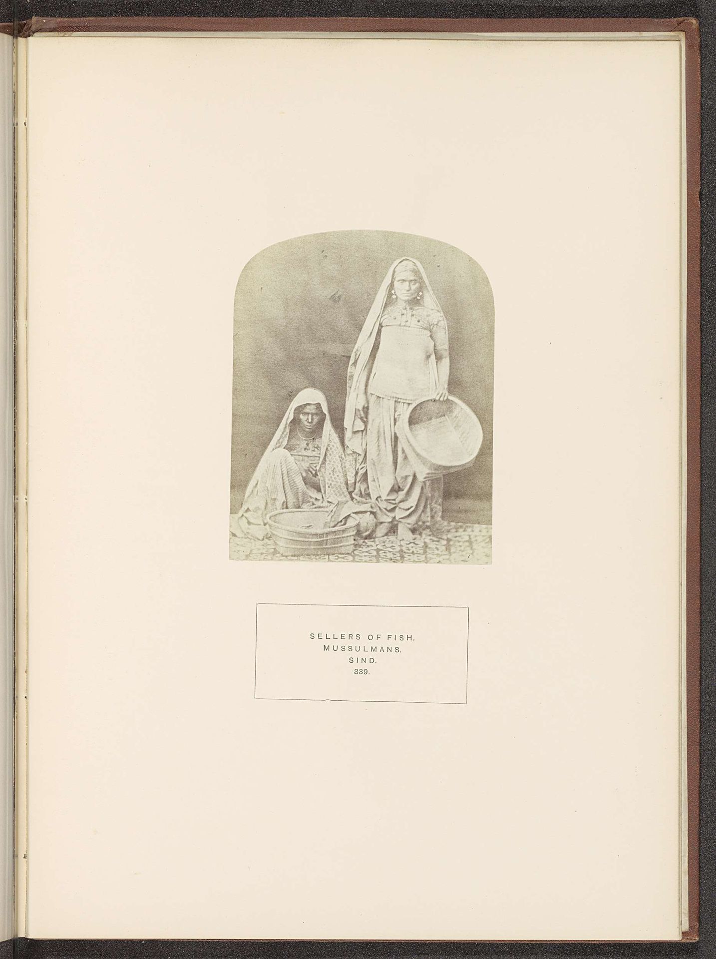 Portret van twee onbekende verkoopsters van vis uit Sindh by Henry Charles Baskerville Tanner
