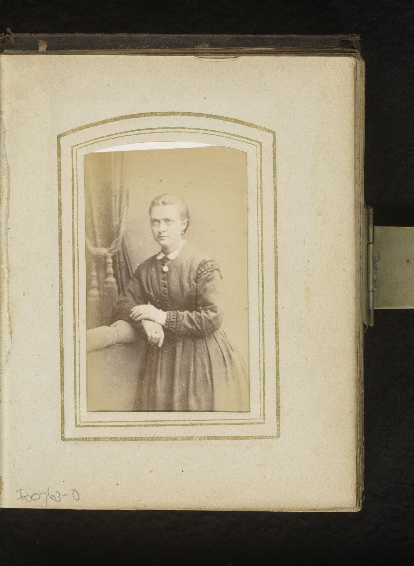 Portret van een staande jonge vrouw, leunend op een stoel by Albert Greiner