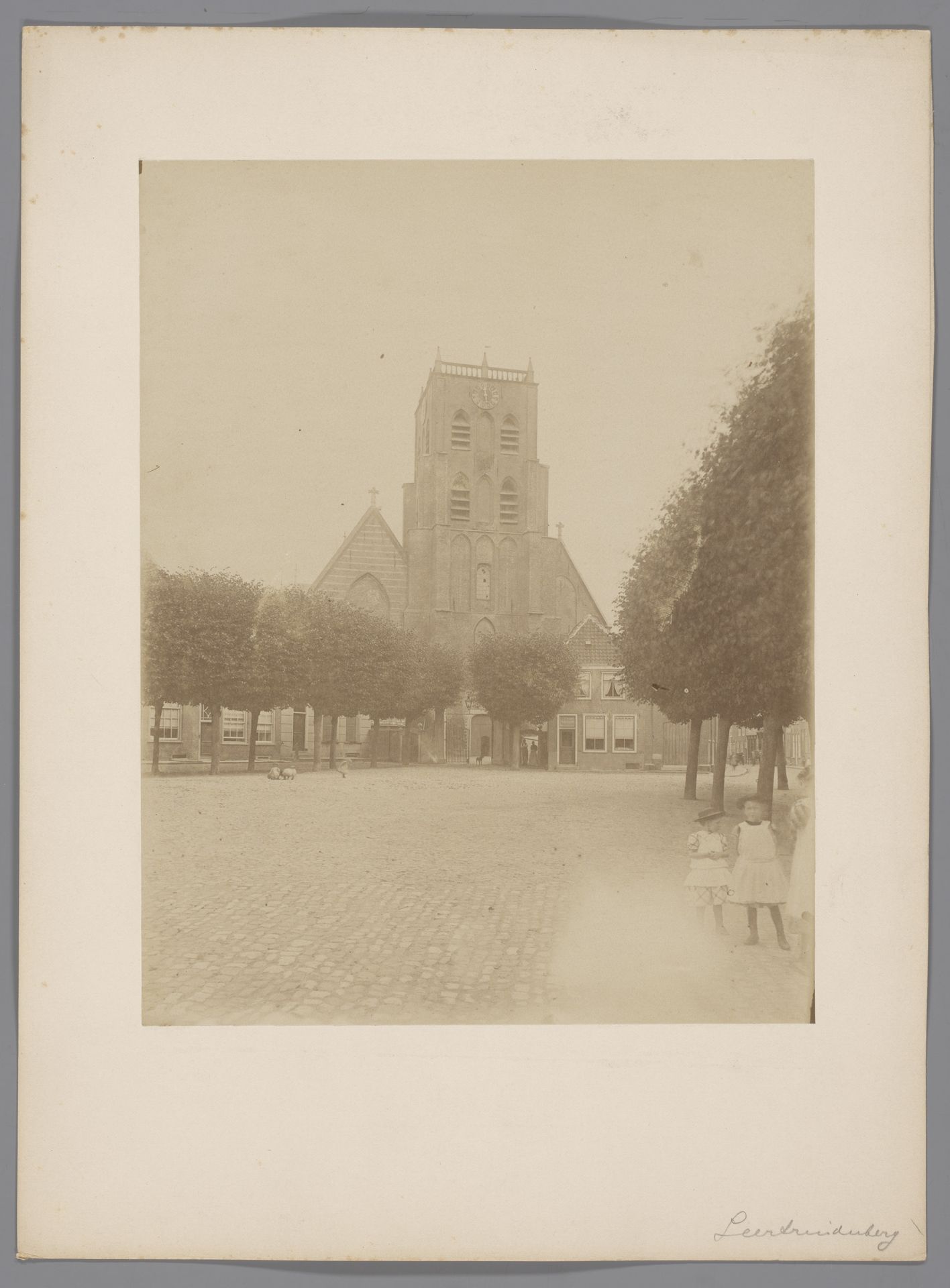 Gezicht op de Geertruidskerk te Geertruidenberg by anoniem (Monumentenzorg)