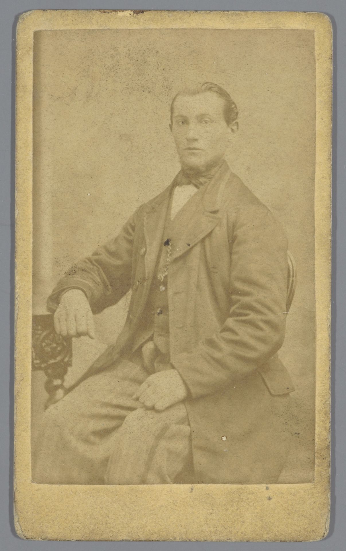 Portret van een onbekende zittende man by Gebroeders Sanders
