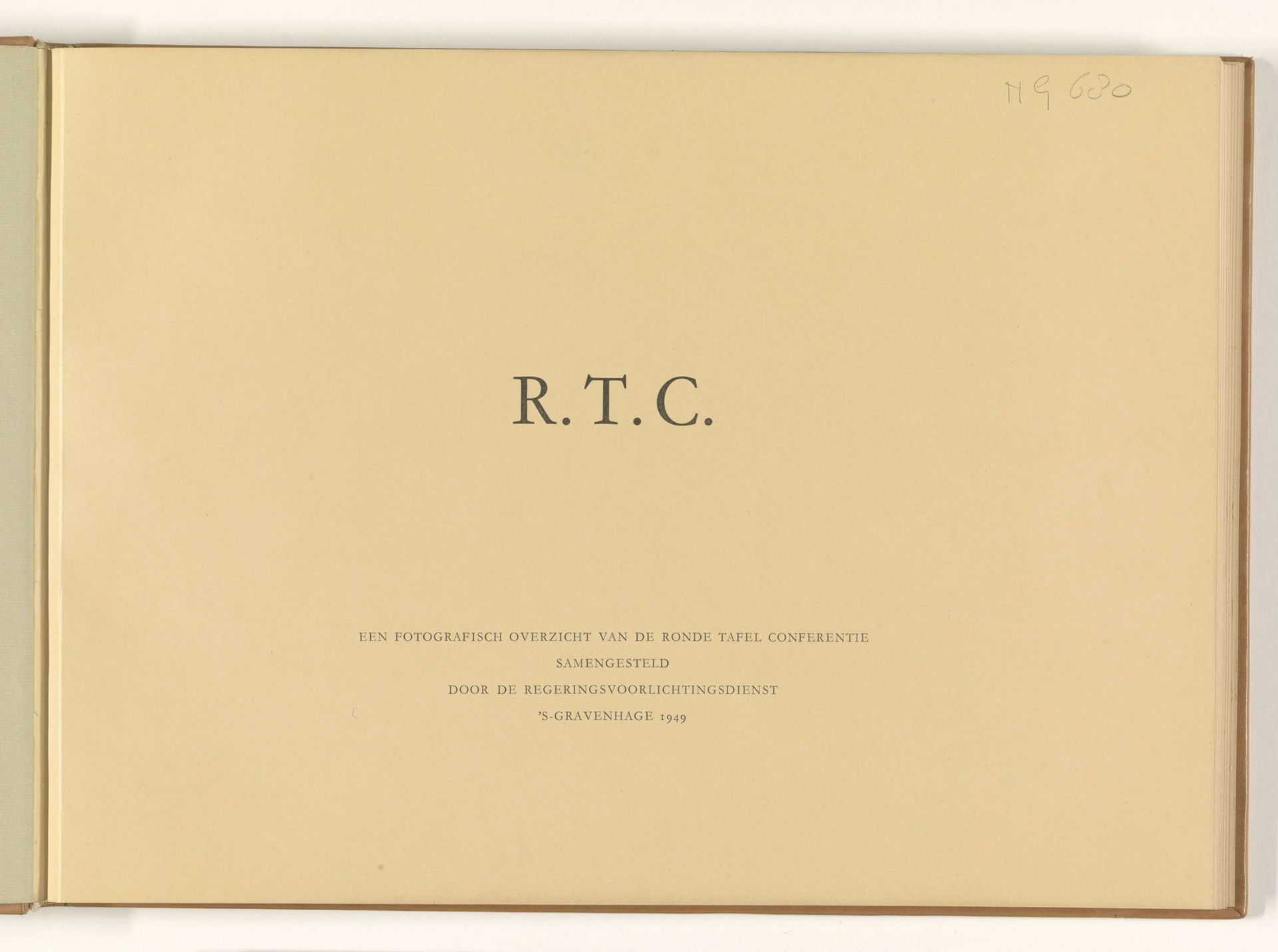 R.T.C. Een fotografisch overzicht van de Ronde Tafel Conferentie samengesteld door de Regeringsvoorlichtingsdienst 's-Gravenhage 1949 by Regeringsvoorlichtingsdienst