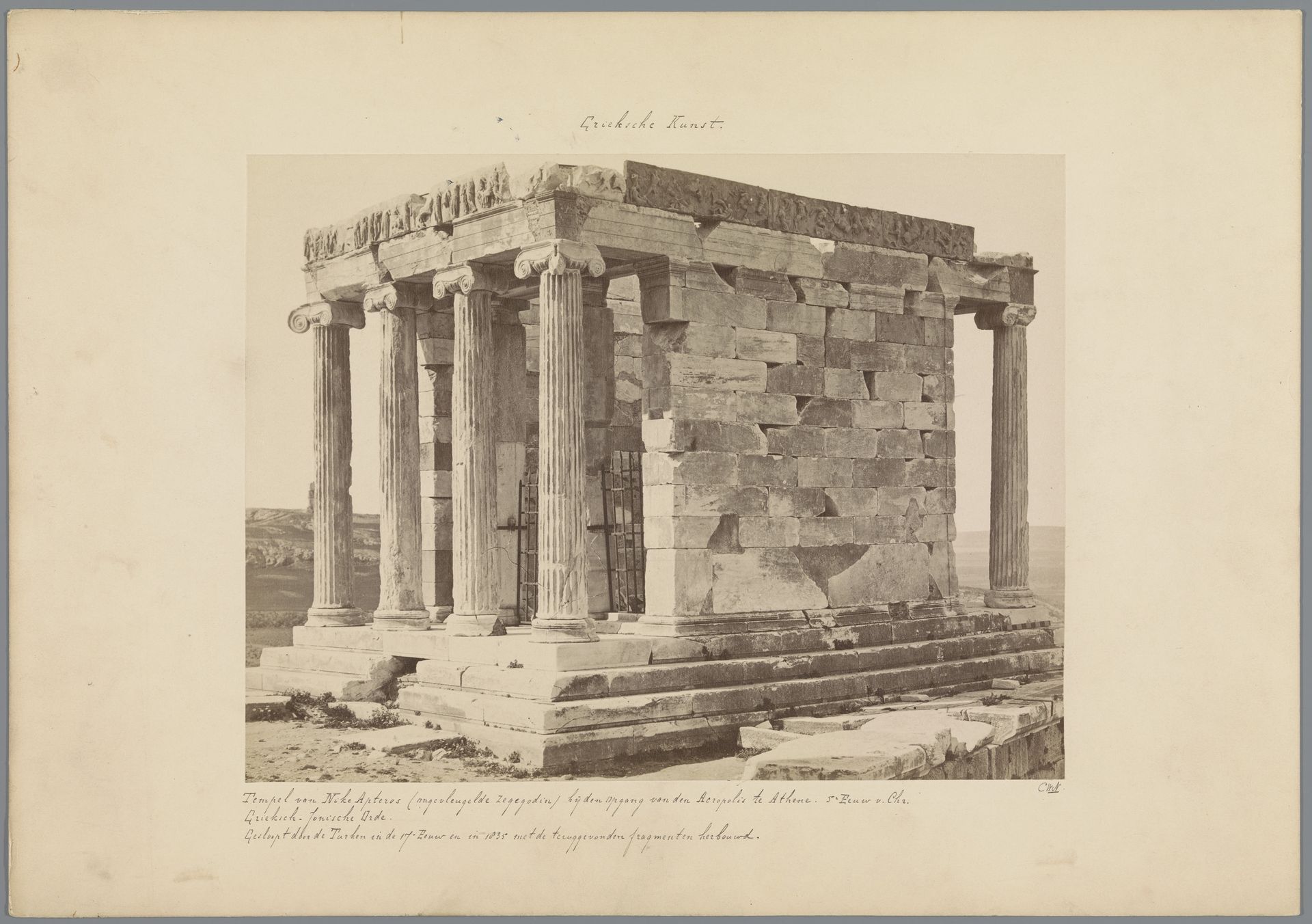 Tempel van Athena Nikè op de Akropolis te Athene by J. (fotograaf) Kuhn