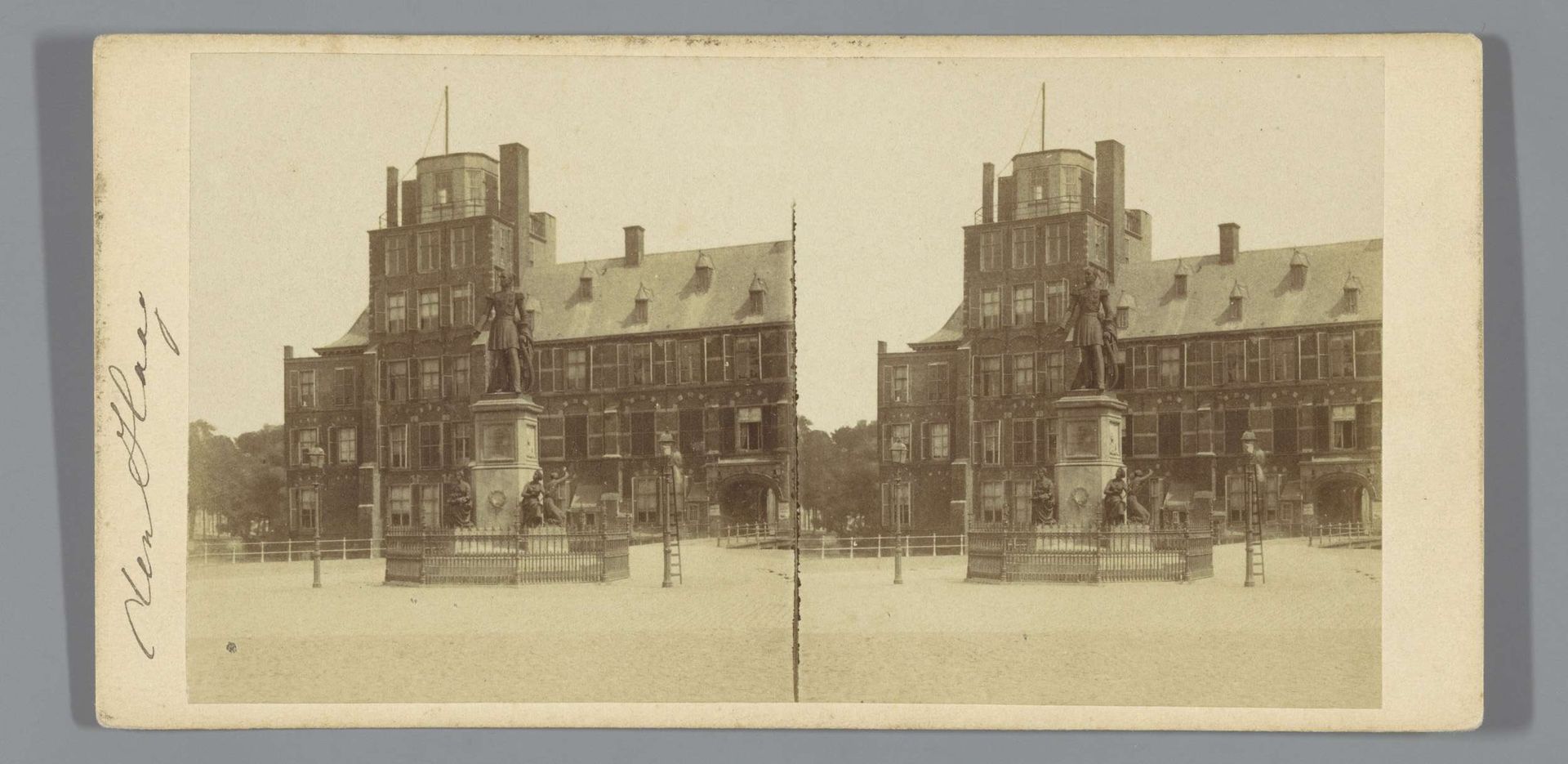 Standbeeld van koning Willem II op het Buitenhof in Den Haag by Pieter Oosterhuis
