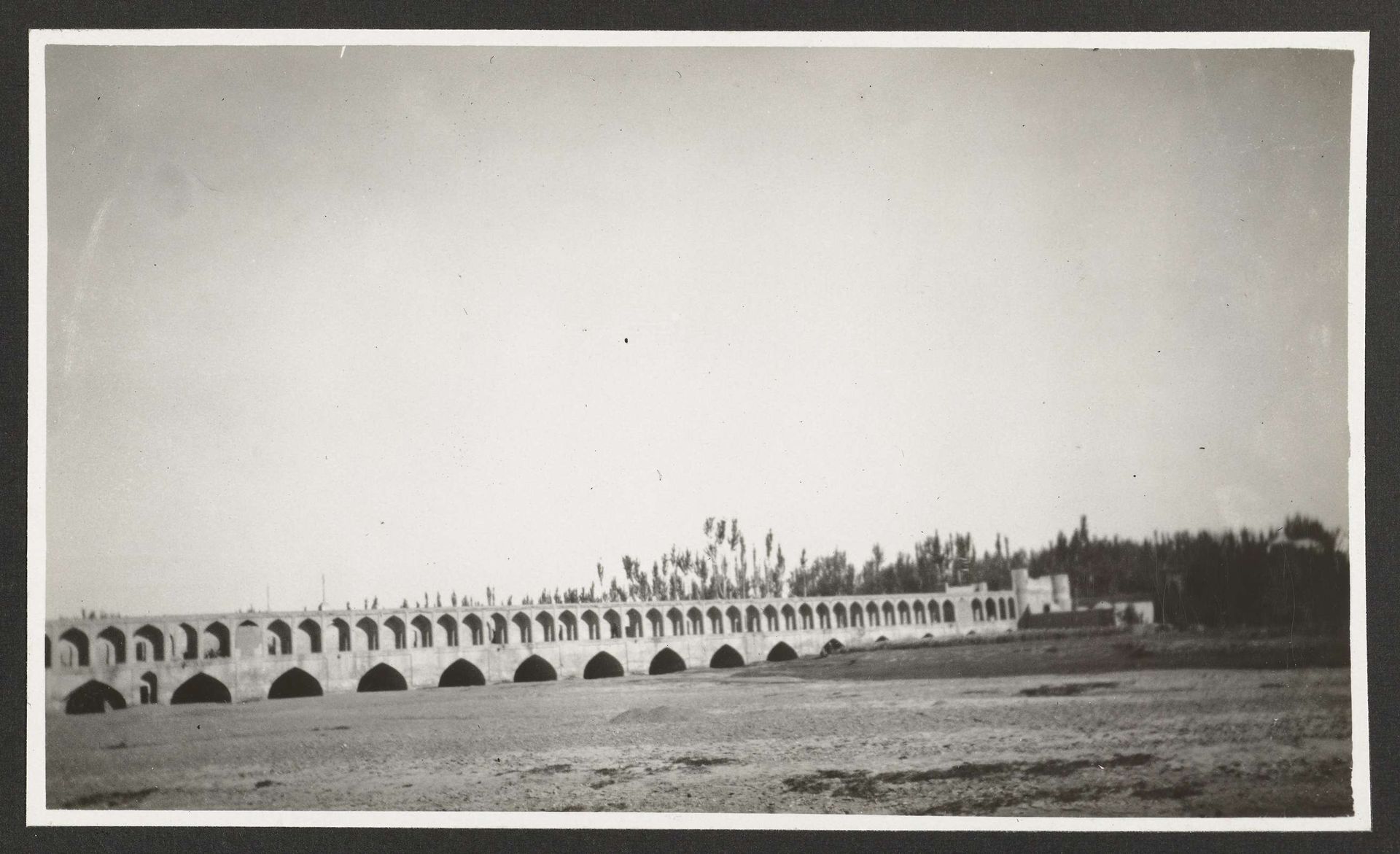 Brug over de rivier Zendeh Rud, Isfahan, Perzië by A.G.A. van Eelde