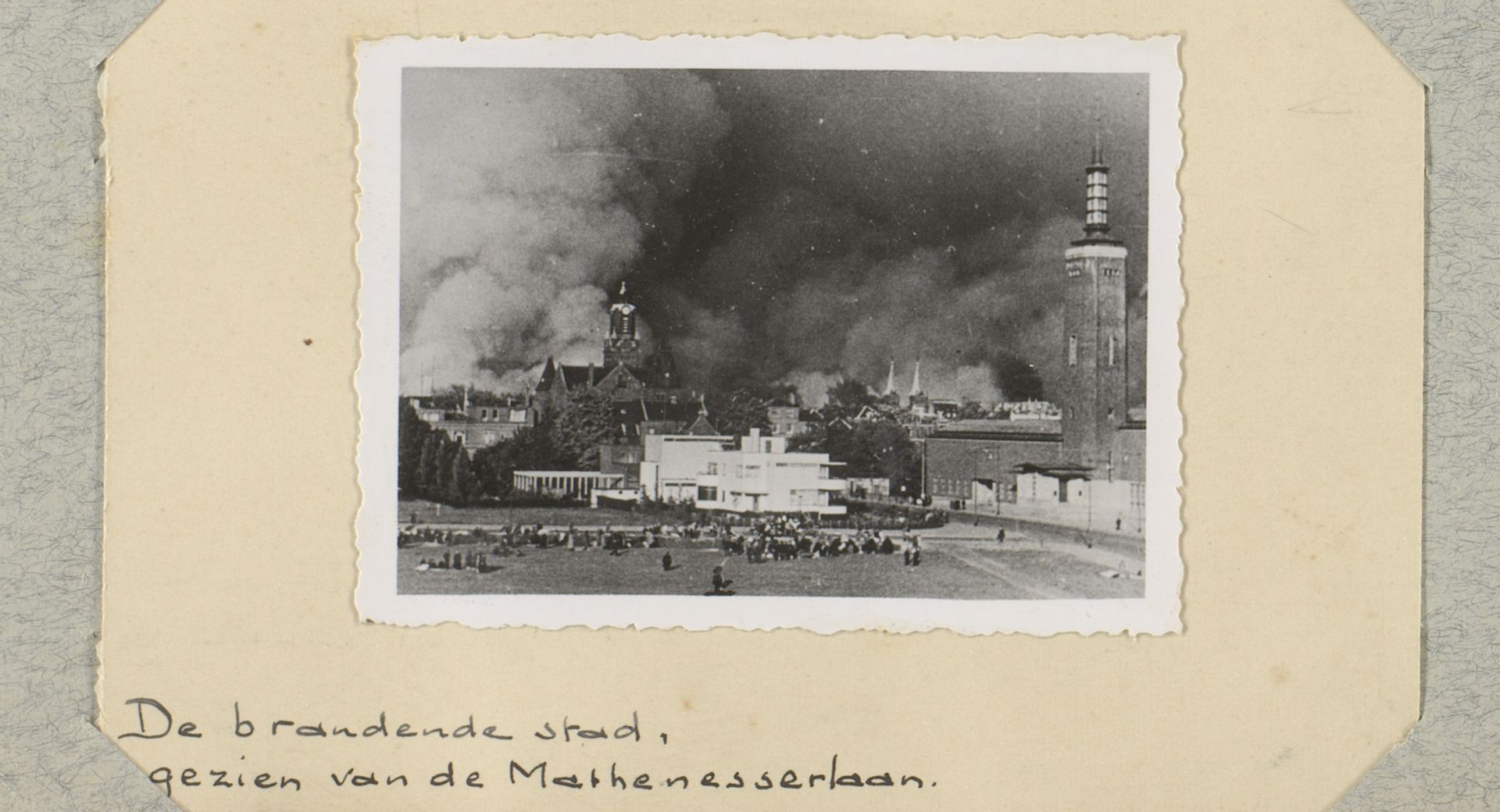 Rookwolken boven Rotterdam, gezien vanaf de Mathenesserlaan by J. Nolte