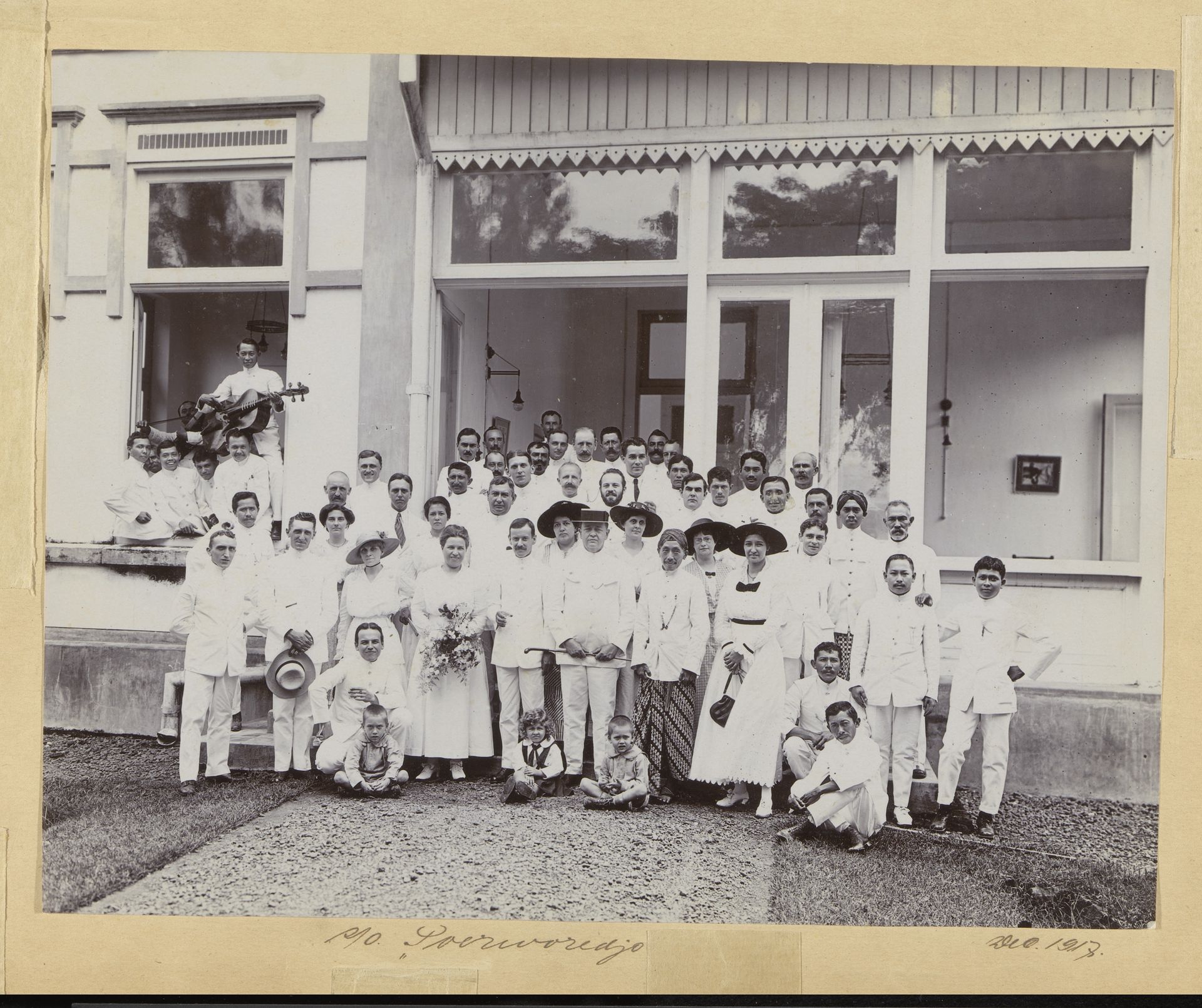 Familiealbum met foto's van een familie in de voormalige kolonie Nederlands-Indië en van een suikerfabriek in Purworejo by diverse vervaardigers