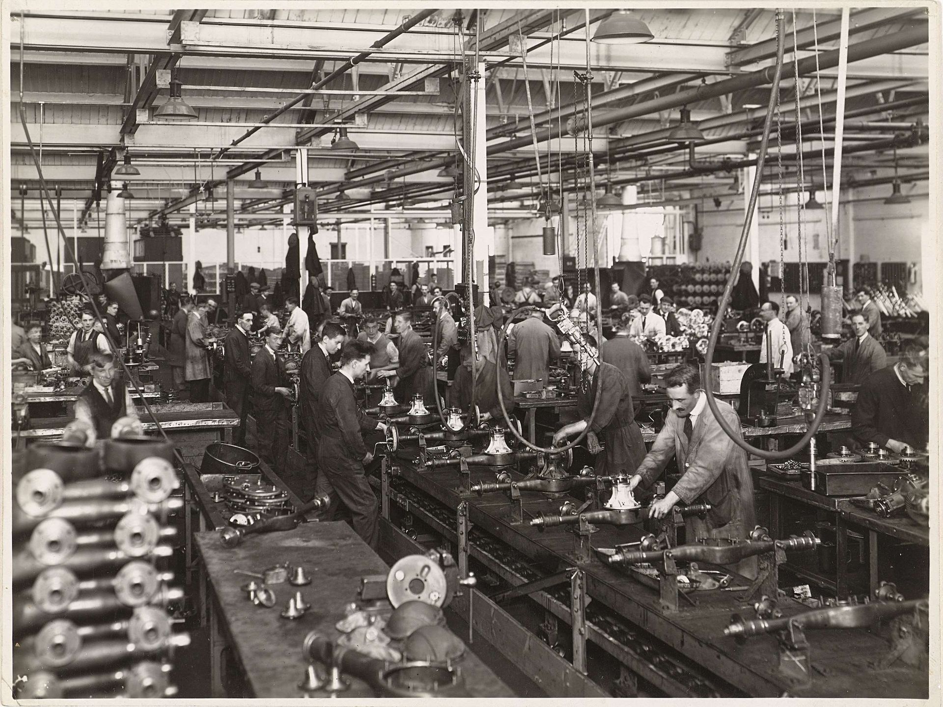Medewerkers van de Wolseley Motor Company in de Ward End Works, de fabriek in Birmingham by F.R. Logan