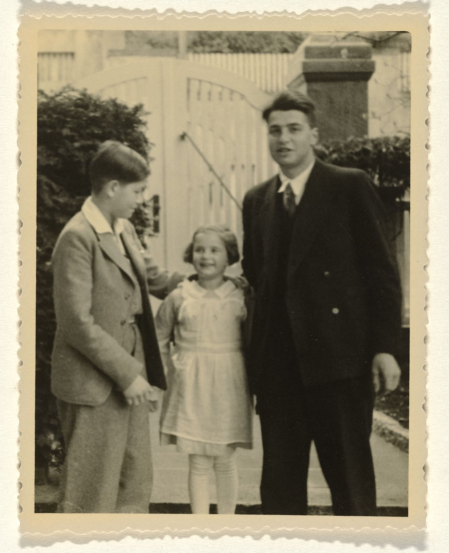 Isabel Wachenheimer met haar neven Klaus en Werner Zürndorfer, in de tuin van de familie Wachenheimer in Stuttgart, 1935 by Anonymous