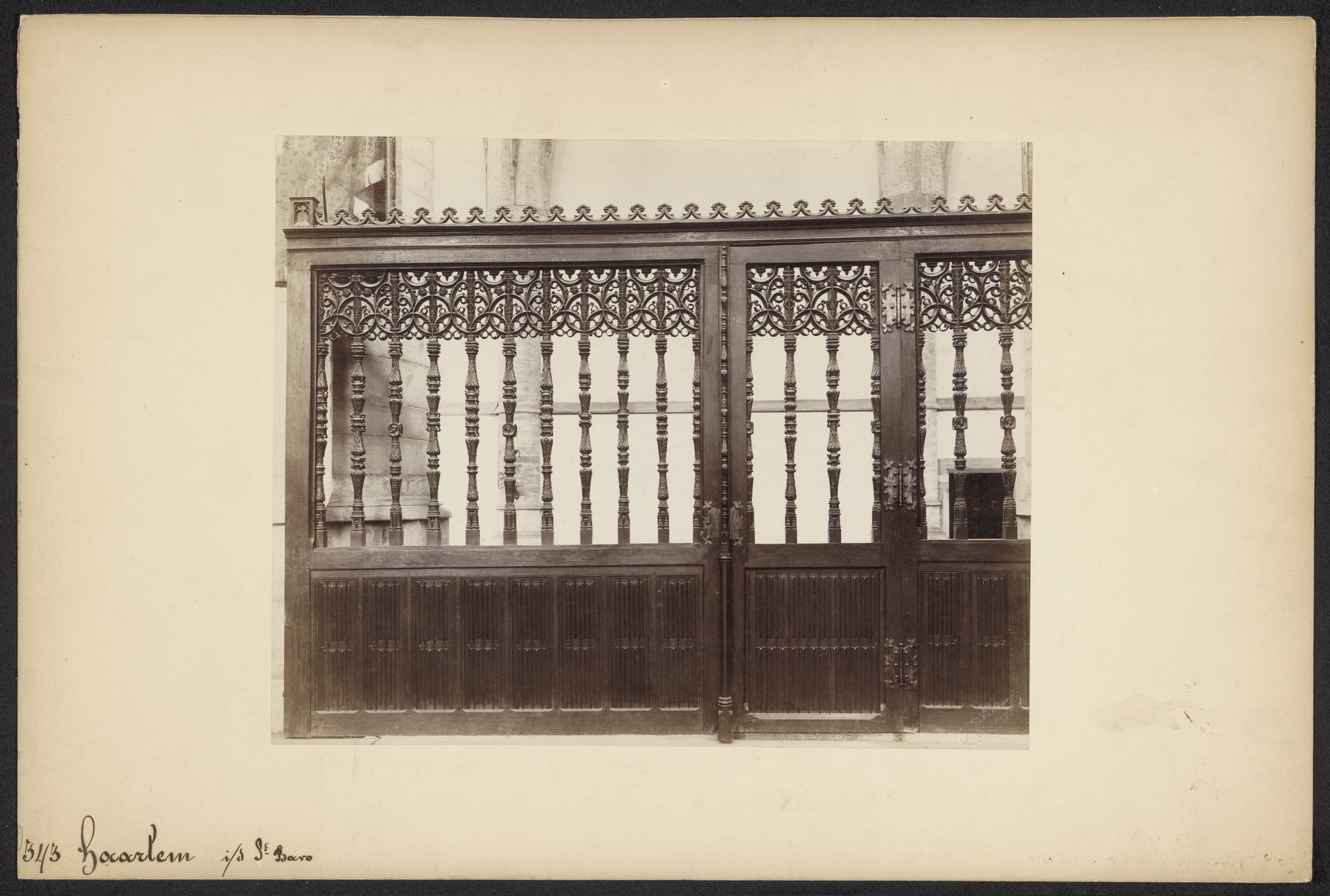 Deel van het koorhek in de Sint-Bavokerk te Haarlem by Johannes Gerardus Kramer
