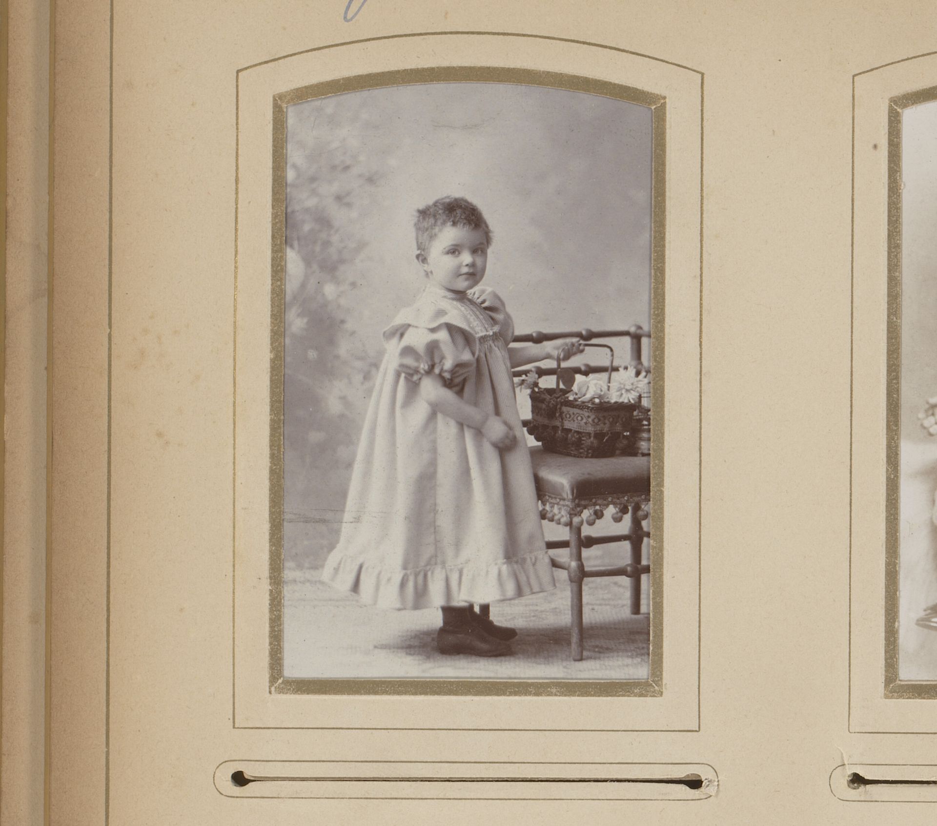 Portret van Tootje Roos als peuter by Albert Greiner