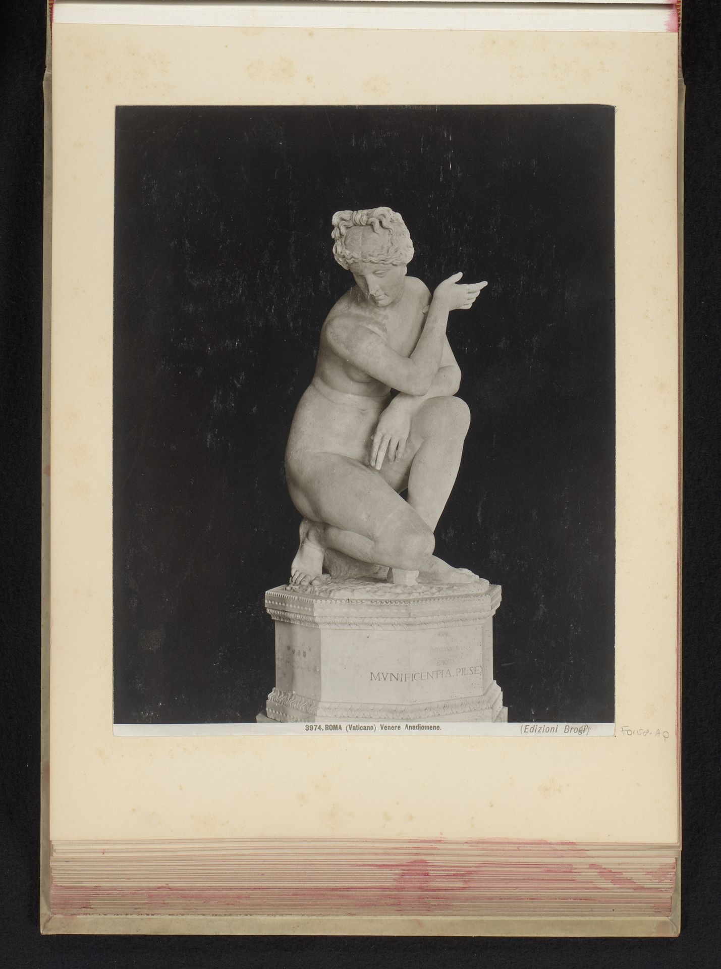 Sculptuur in de Vaticaanse Musea te Vaticaanstad, voorstellende een knielende Venus by Edizione Brogi
