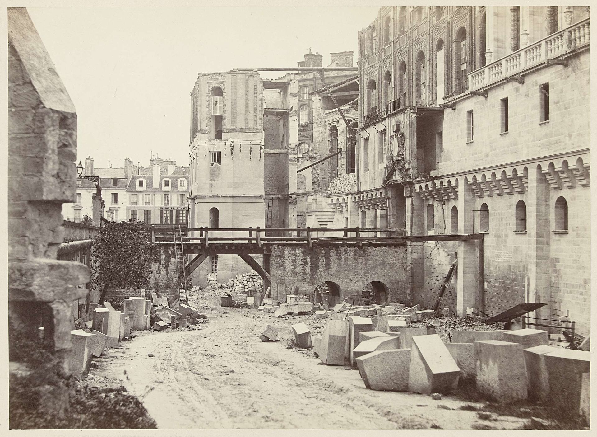 Restauratie van het kasteel van Saint-Germain-en-Laye by Charles Marville