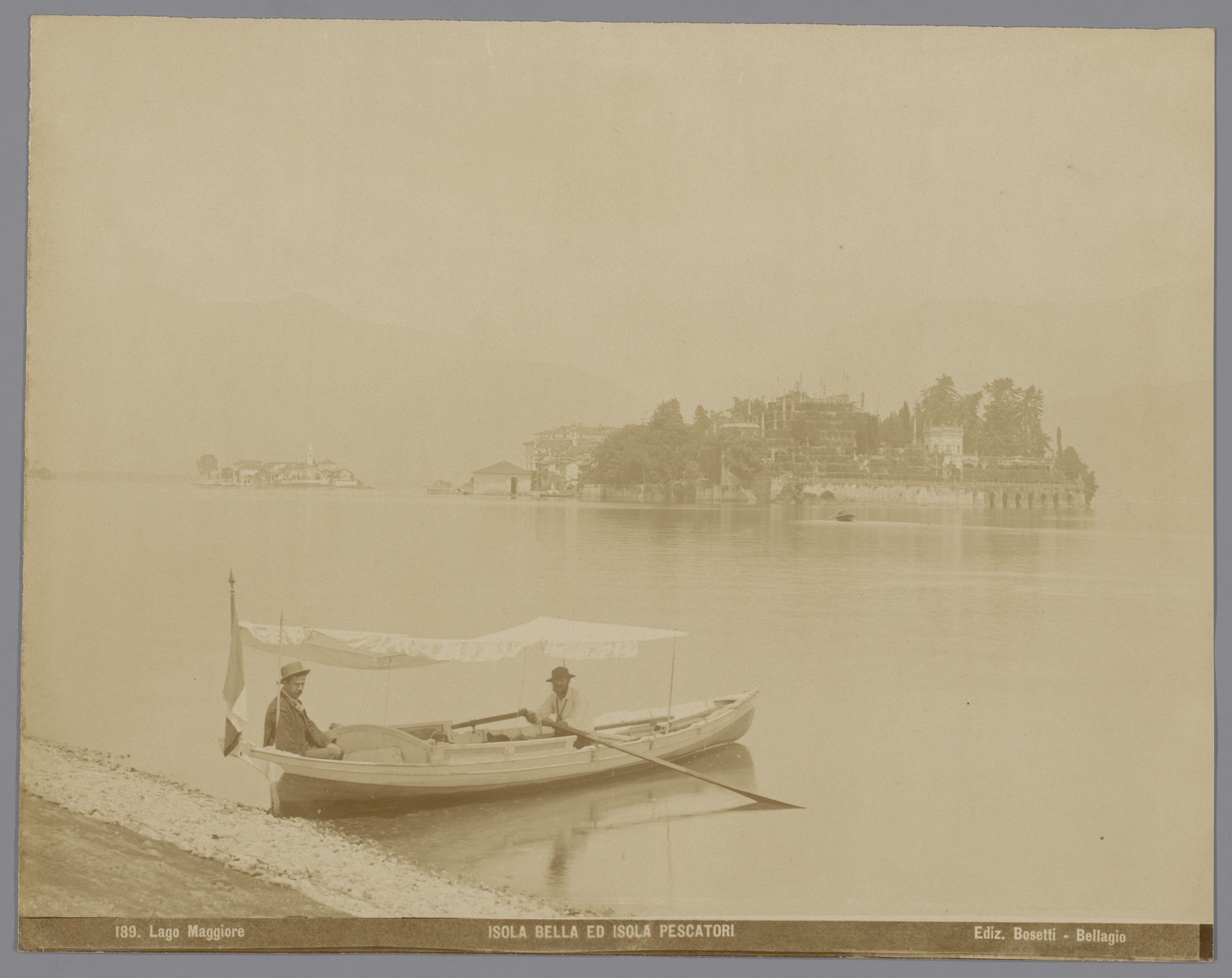 Gezicht op Isola dei Pescatori en Isola Bella in het Lago Maggiore by Carlo Bosetti