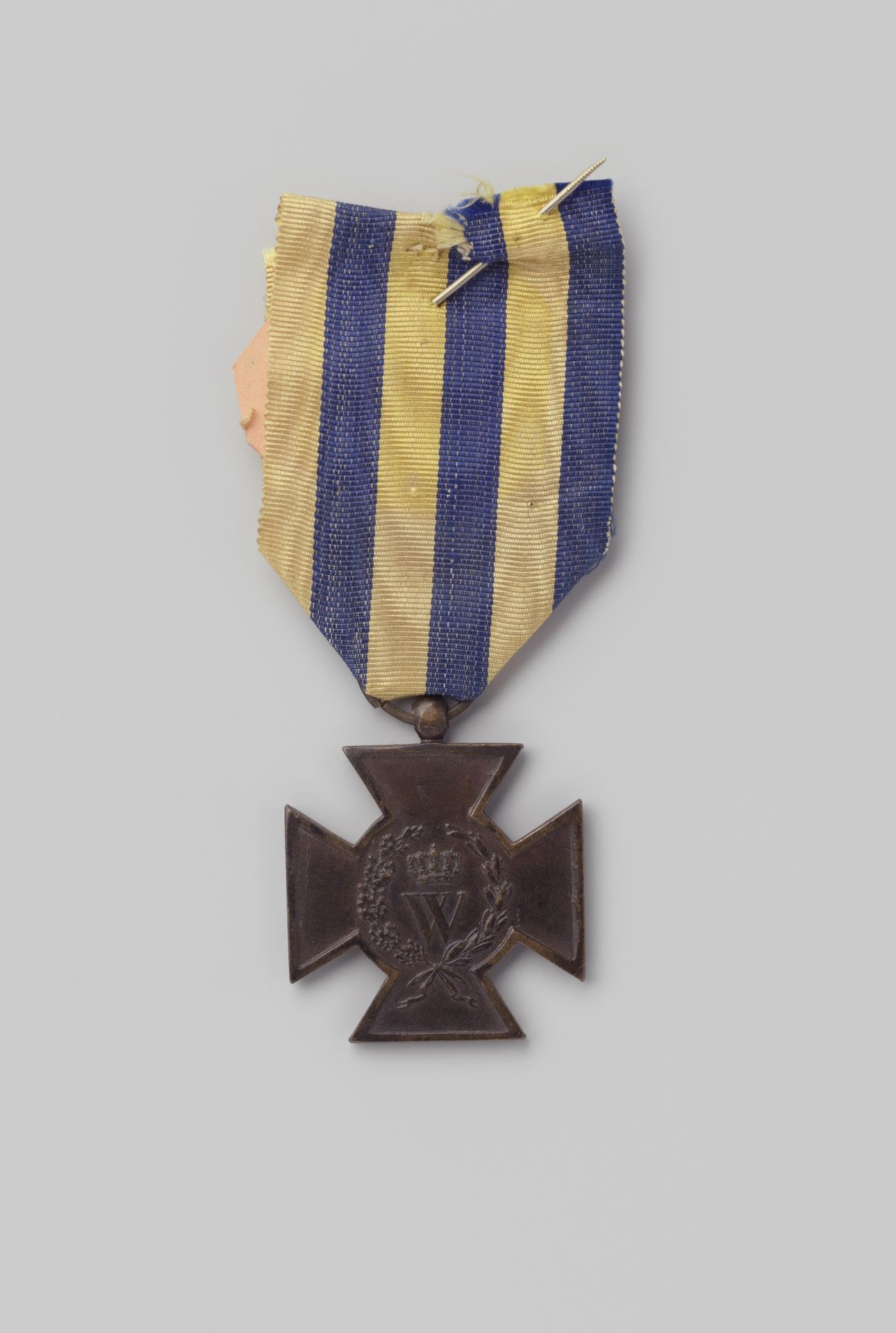 Metalen Kruis 1830-1831 met blauw-geel lint by Anonymous