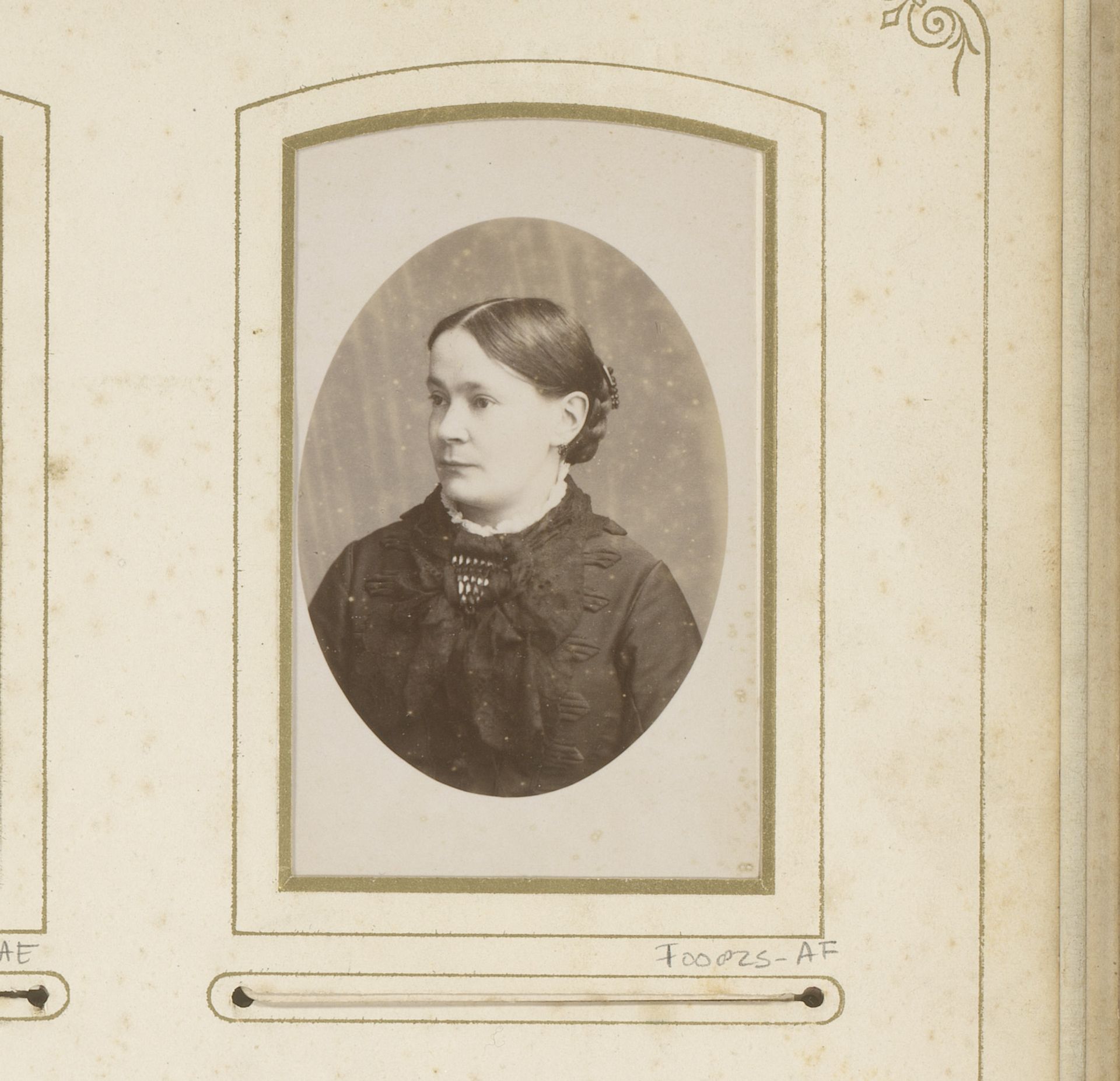 Portret van een vrouw by De Lavieter & Co.