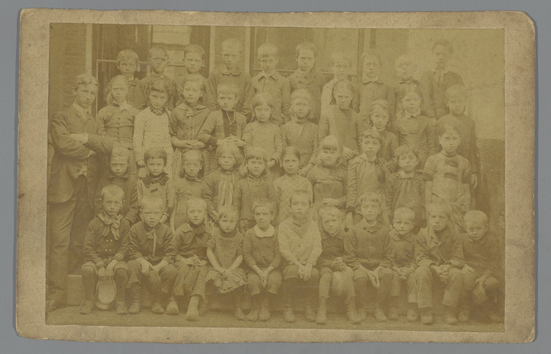 Schoolfoto van kinderen met een leraar by Hartog Philippus van Adelsbergen
