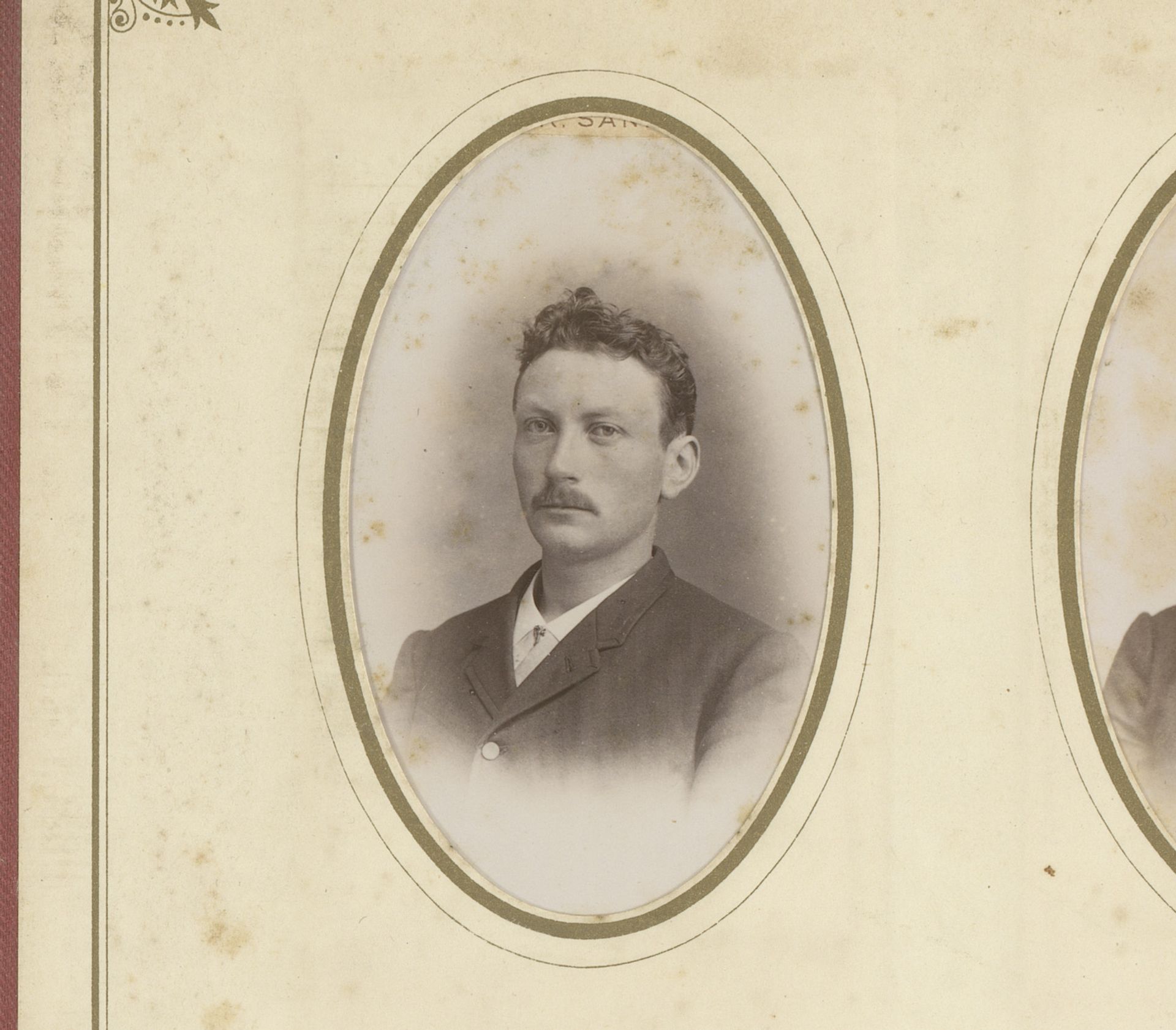Portret van een man met snor by Gebroeders Sanders