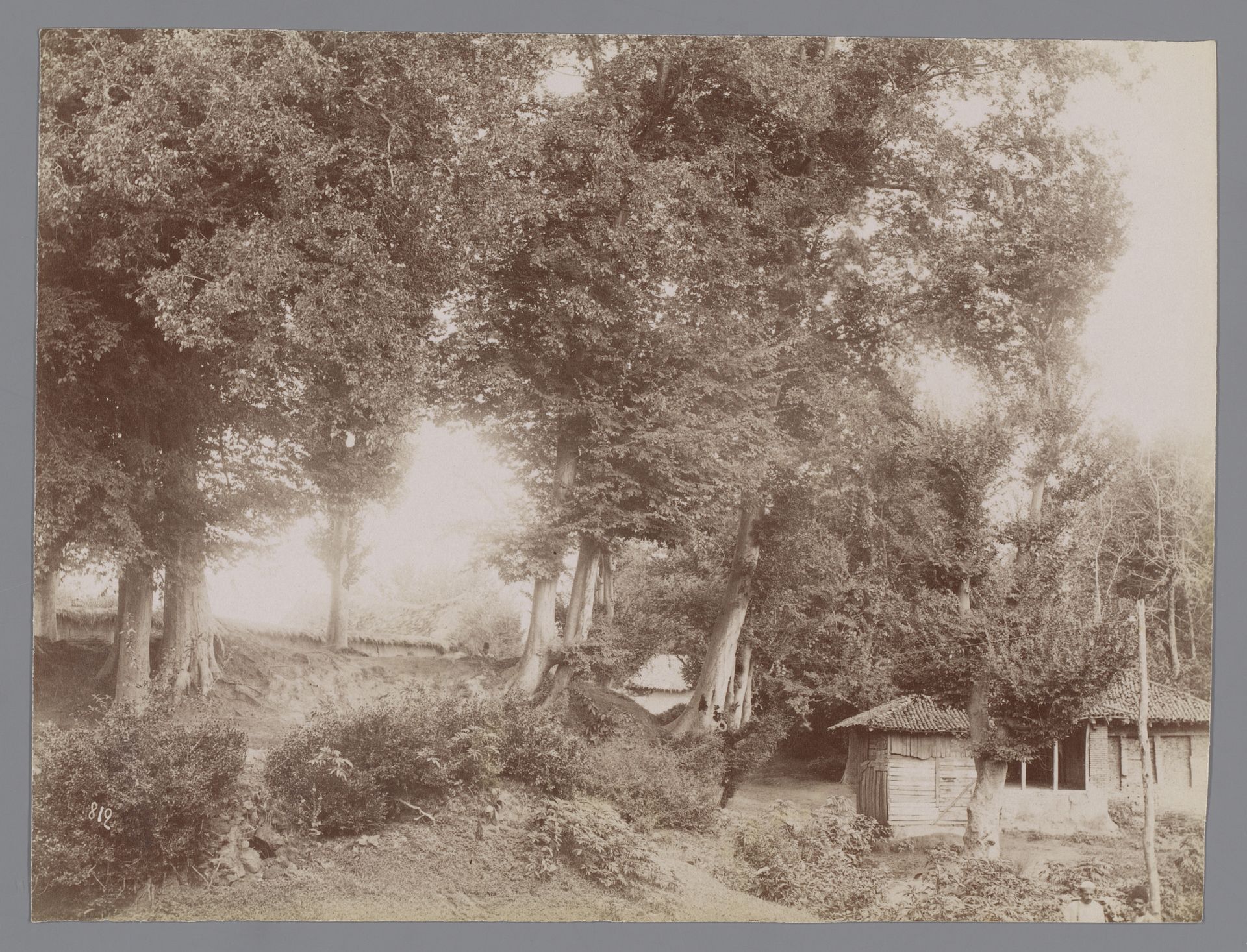 Landschap met enkele hutjes en bomen ("La route de Rescht") by Antoine Sevruguin