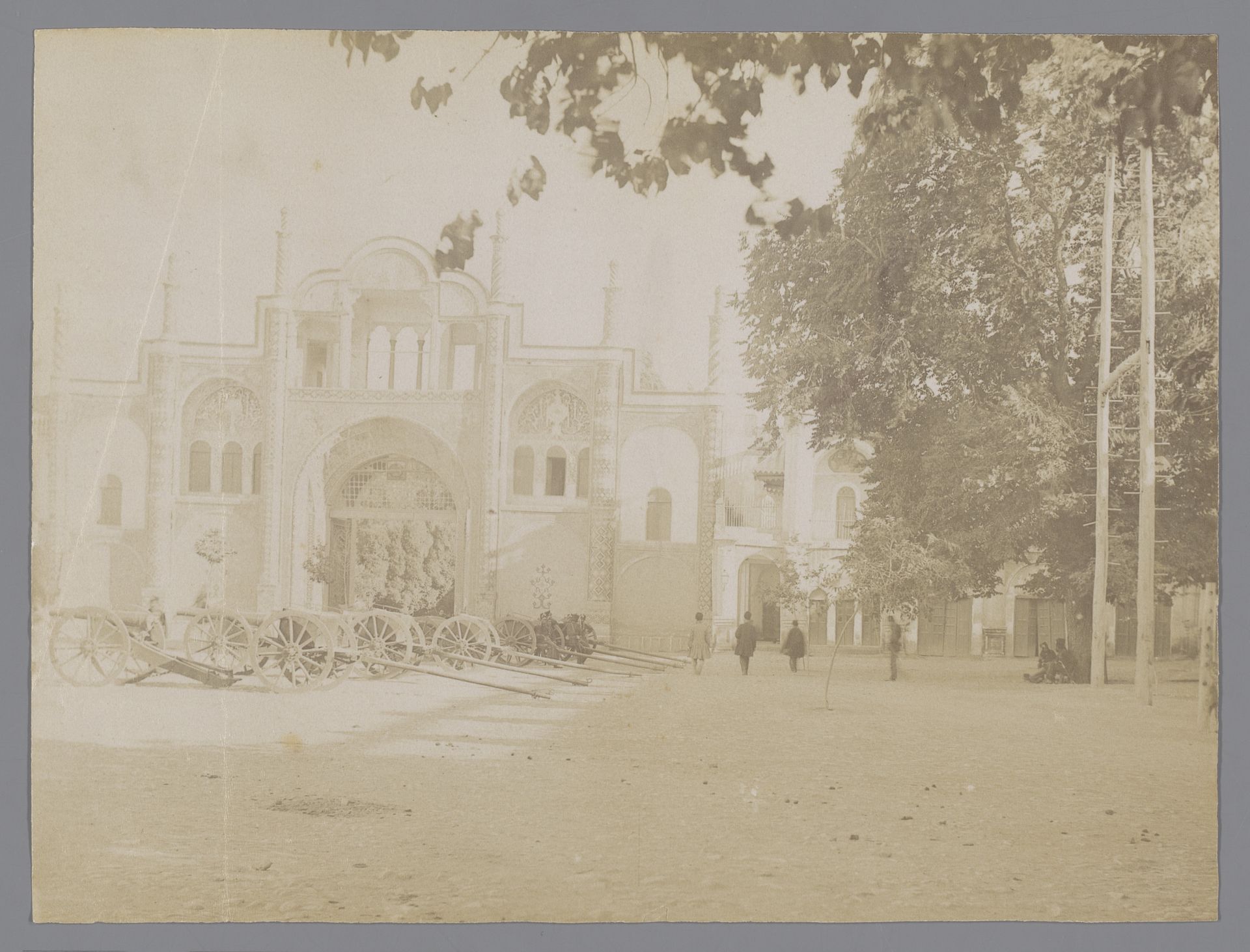 Paleis [?] ("Topkaneh, Teheran"), Teheran, Iran by Antoine Sevruguin