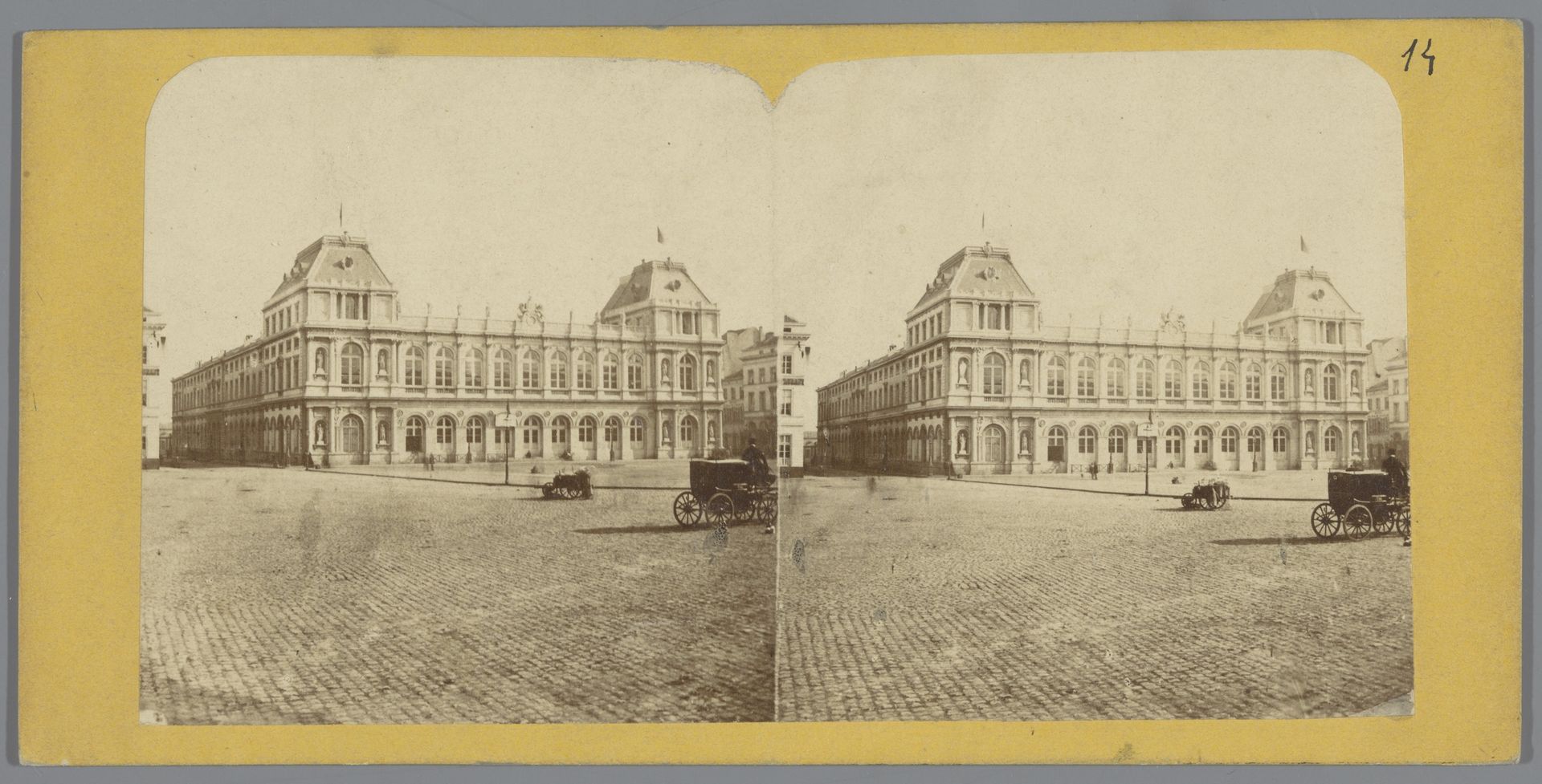 Gezicht op het stationsgebouw aan het Rogierplein in Brussel by BT