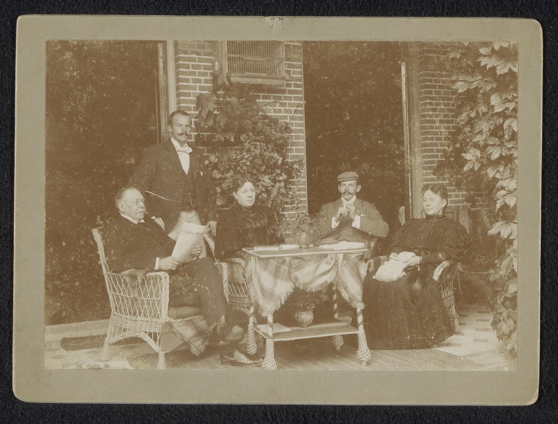 Familie van den Berg op terras in Baarn by Hendrik Herman van den Berg