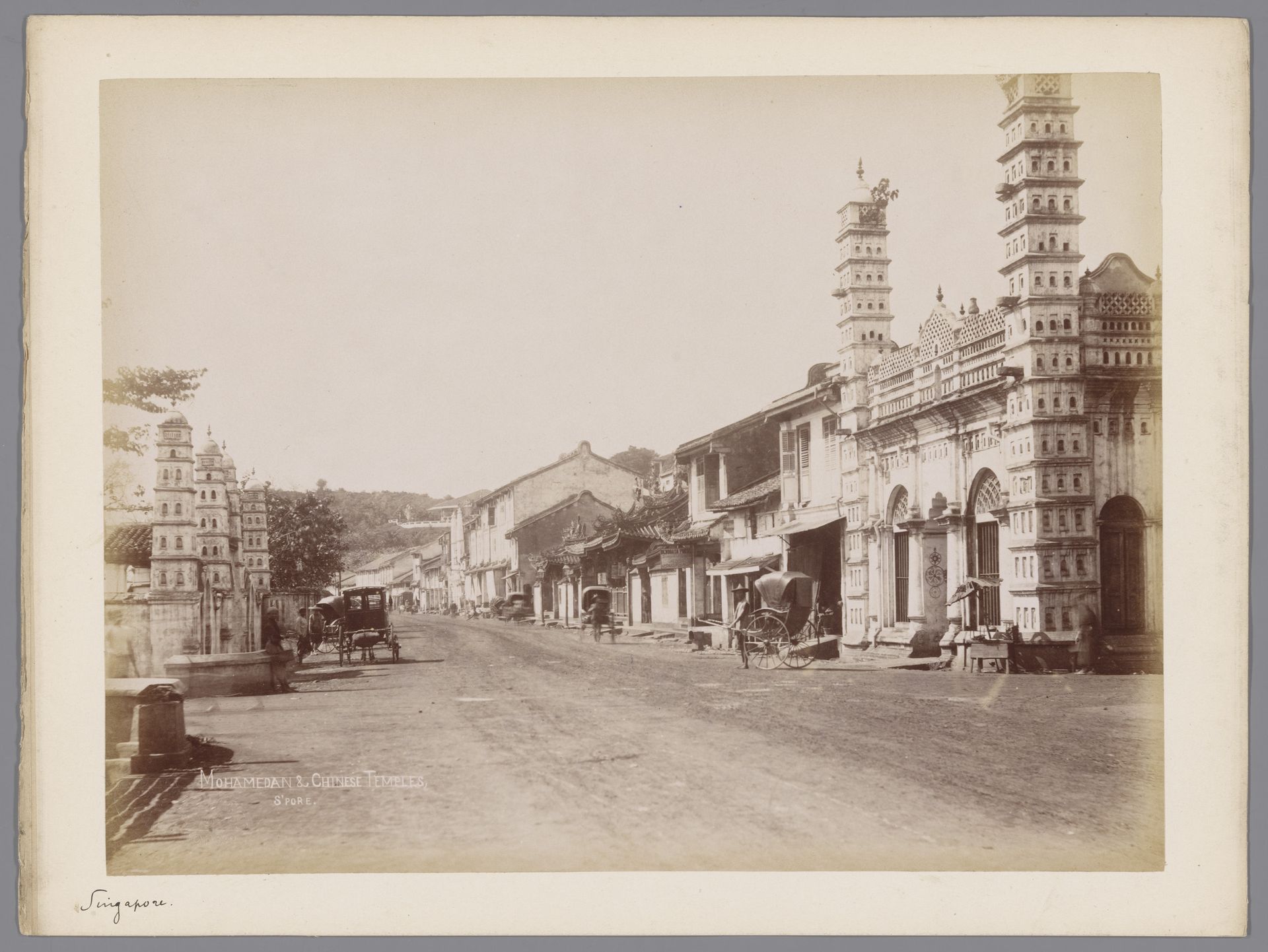 Straat in Singapore met moskeeën en Chinese tempels by G.R. Lambert & Co.