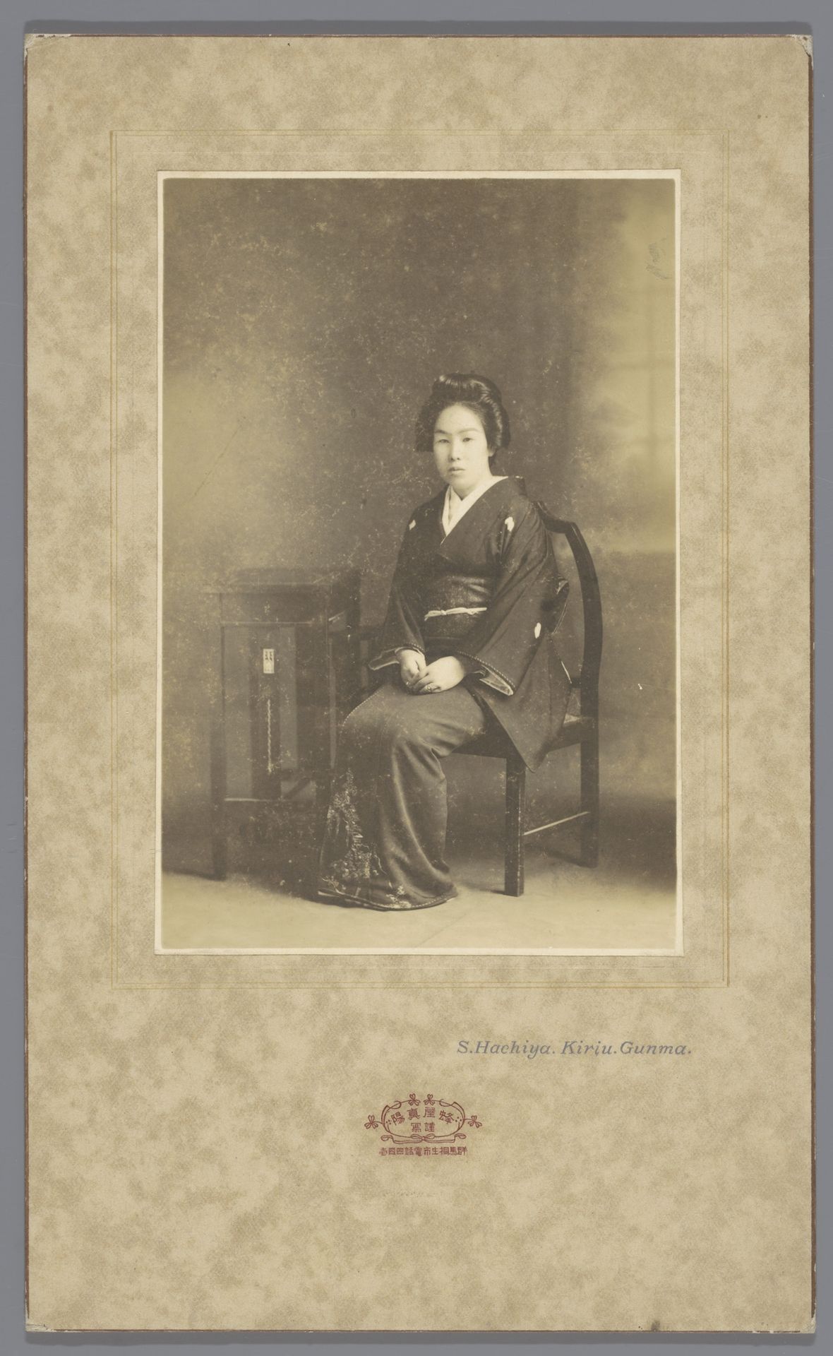 Portret van een onbekende Japanse vrouw by S Hachiya