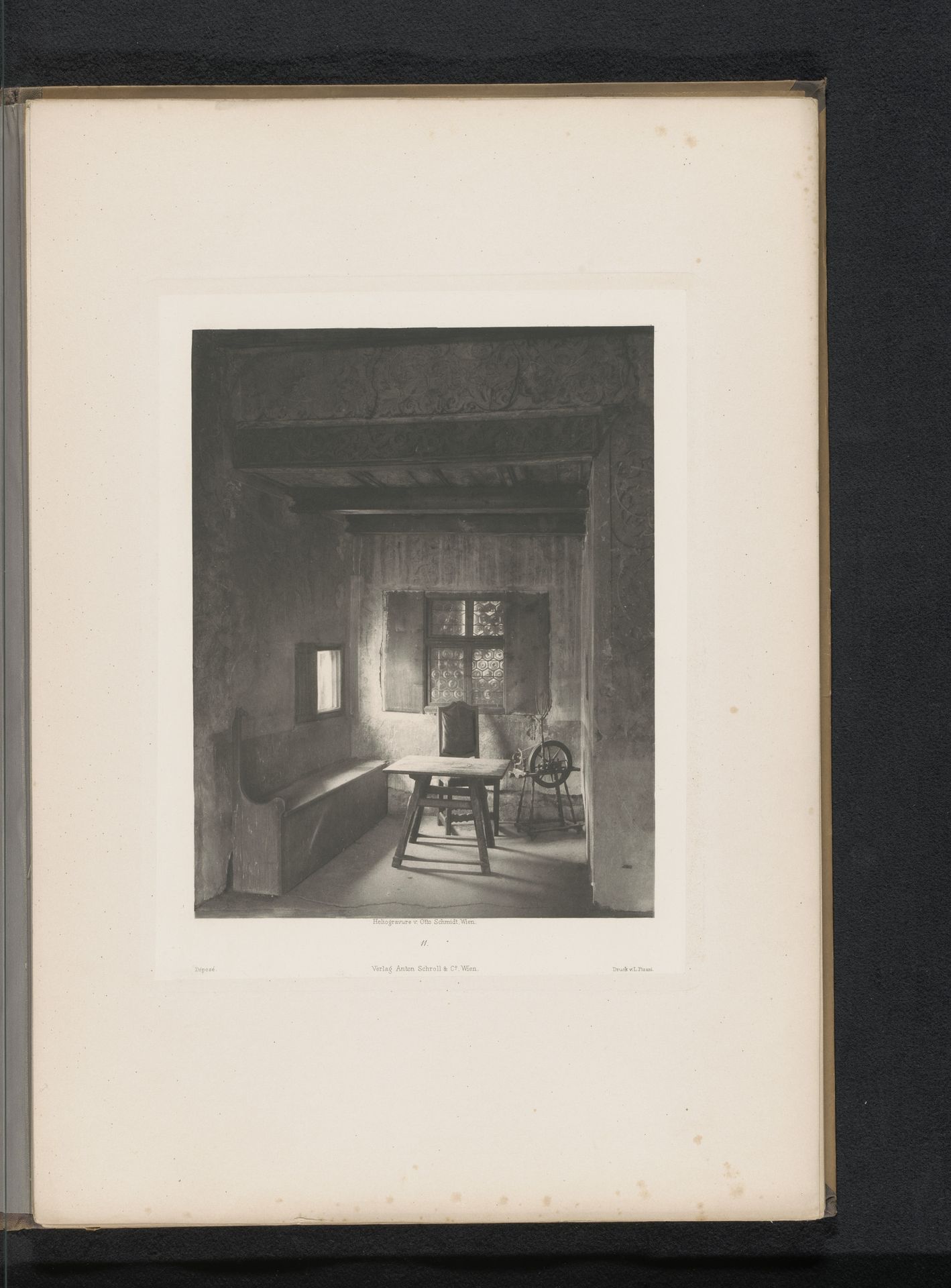 Gezicht op een kleine kamer in Burg Reifenstein in Zuid-Tirol, Italië by Otto Schmidt