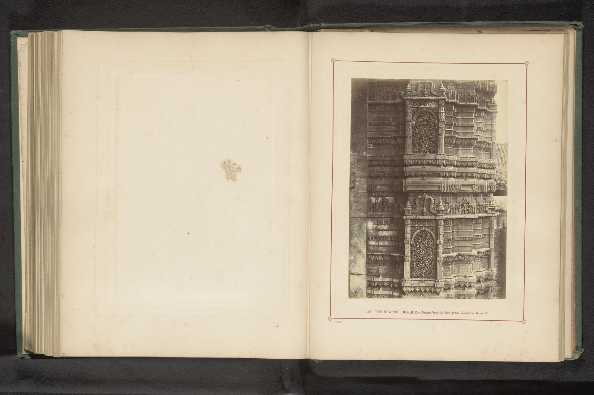 Decoraties op een basement van een minaret van de Shapoor-moskee in Ahmedabad by Thomas Biggs