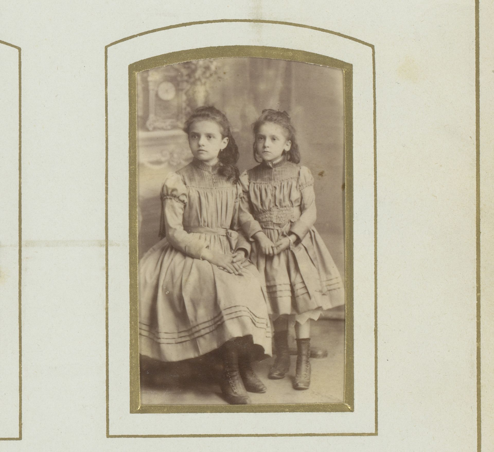 Portret van Jeanne Renee en Honorine Victorine Louise Lebrun by L. Muller & Rault