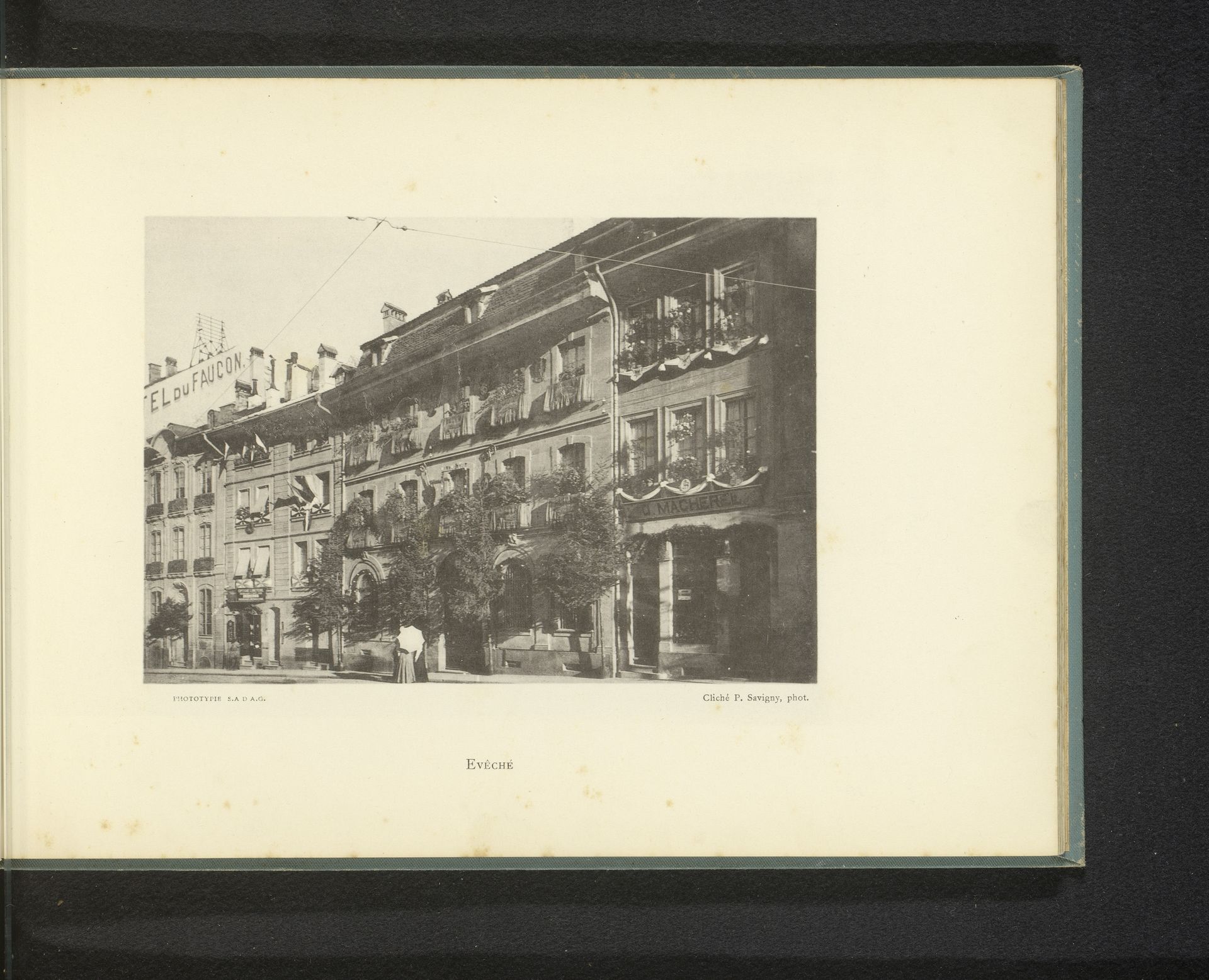 Gezicht op een gebouw van vermoedelijk het bisdom van Fribourg by P. Savigny