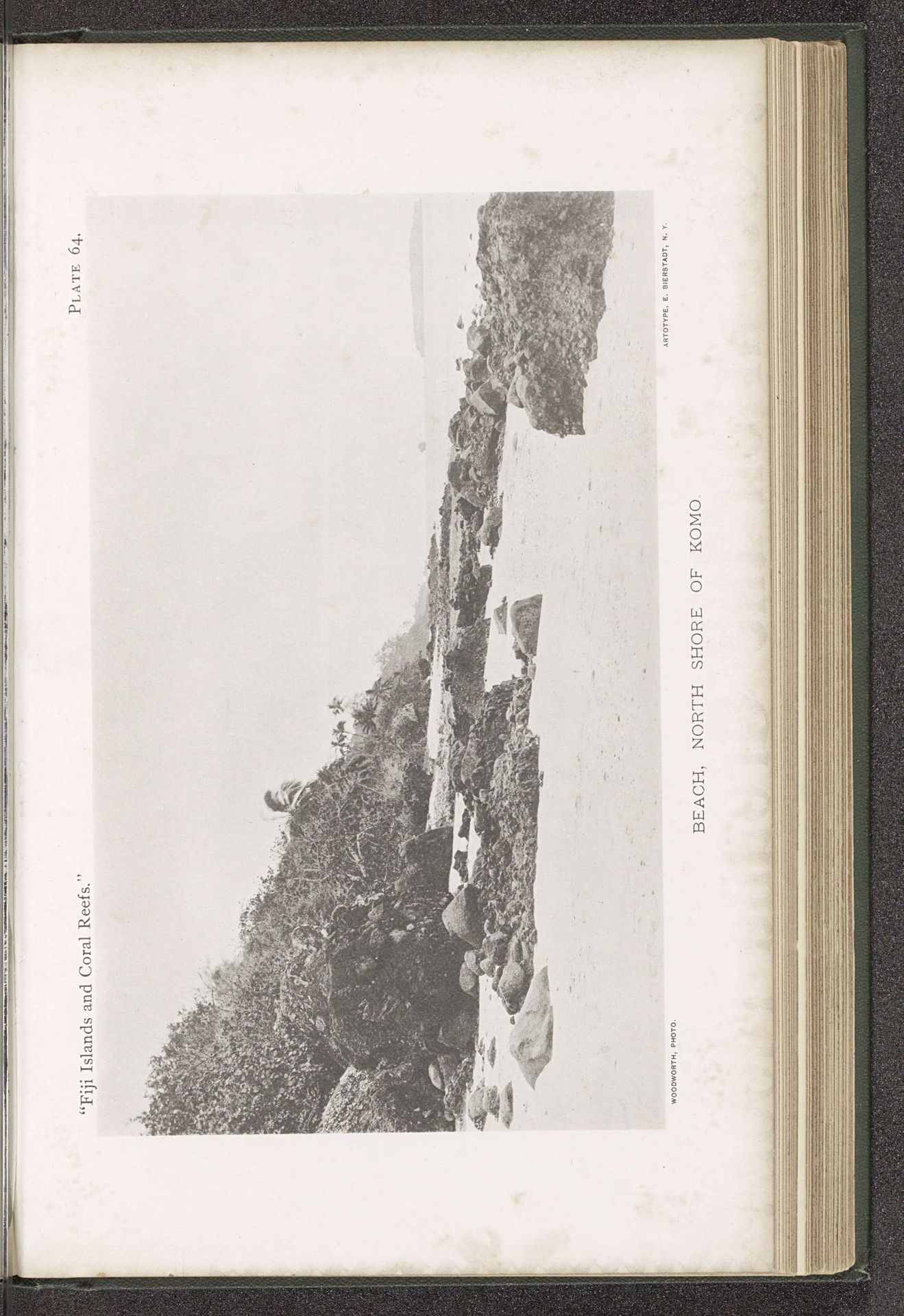 Gezicht op een strand aan de noordkant van Komo by W. McM. Woodworth